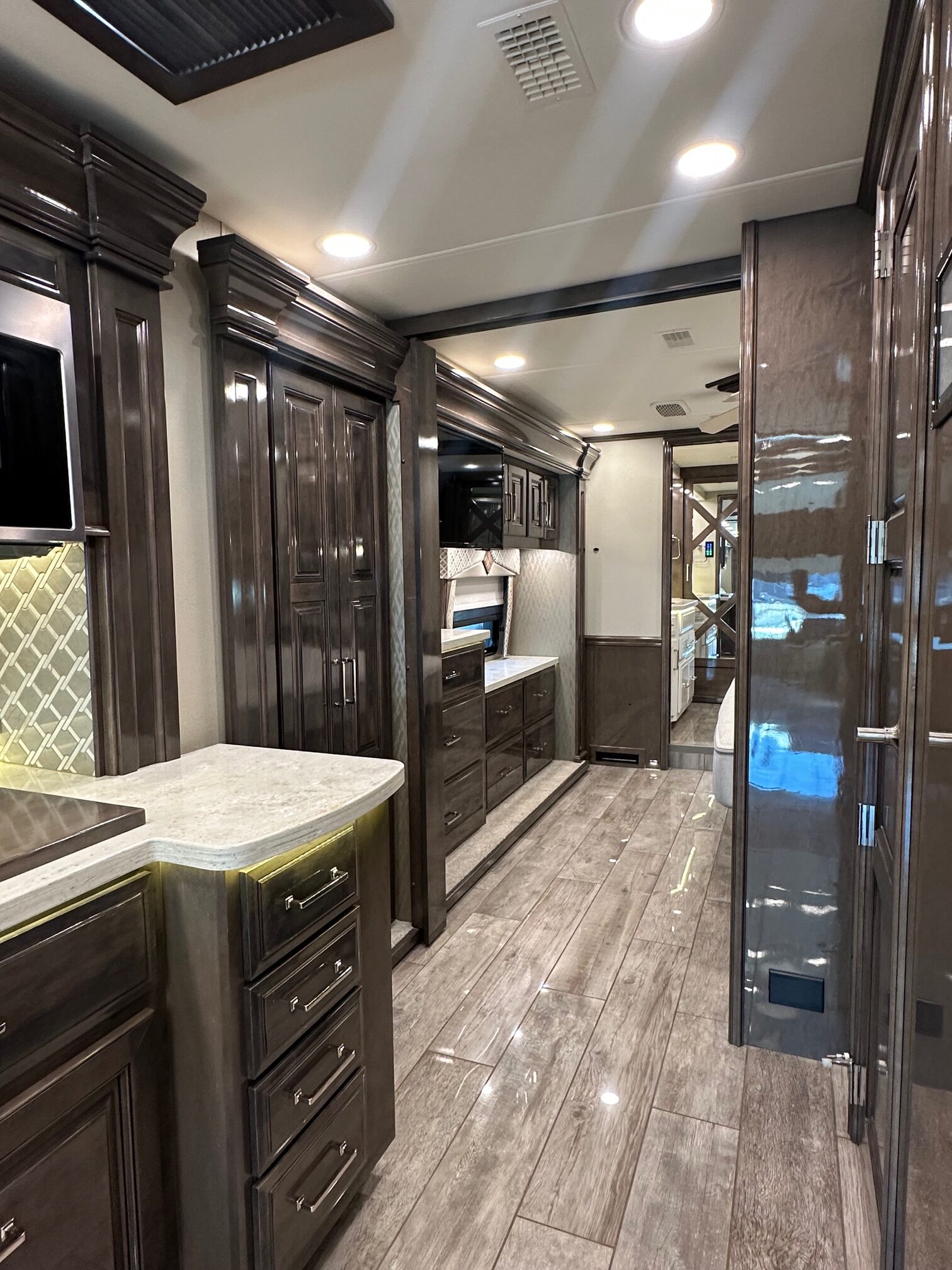 2020 Entegra Anthem 44B Class A Diesel Pusher – 1 1/2 bathrooms 