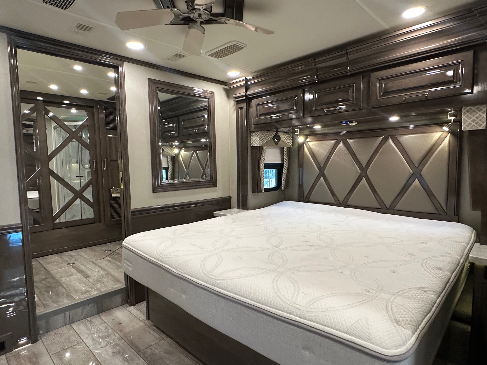 2020 Entegra Anthem 44B Class A Diesel Pusher – 1 1/2 bathrooms 