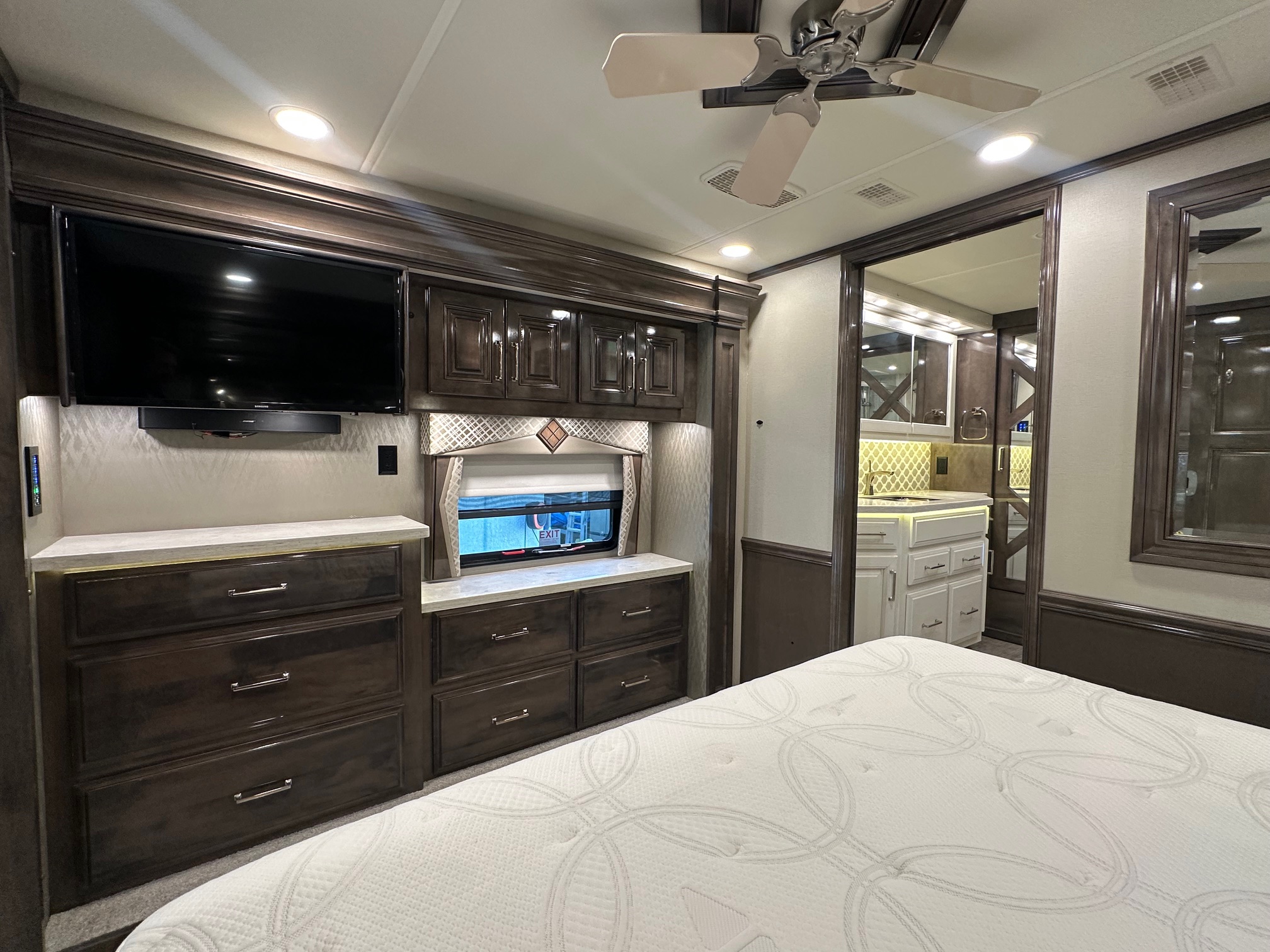 2020 Entegra Anthem 44B Class A Diesel Pusher – 1 1/2 bathrooms 