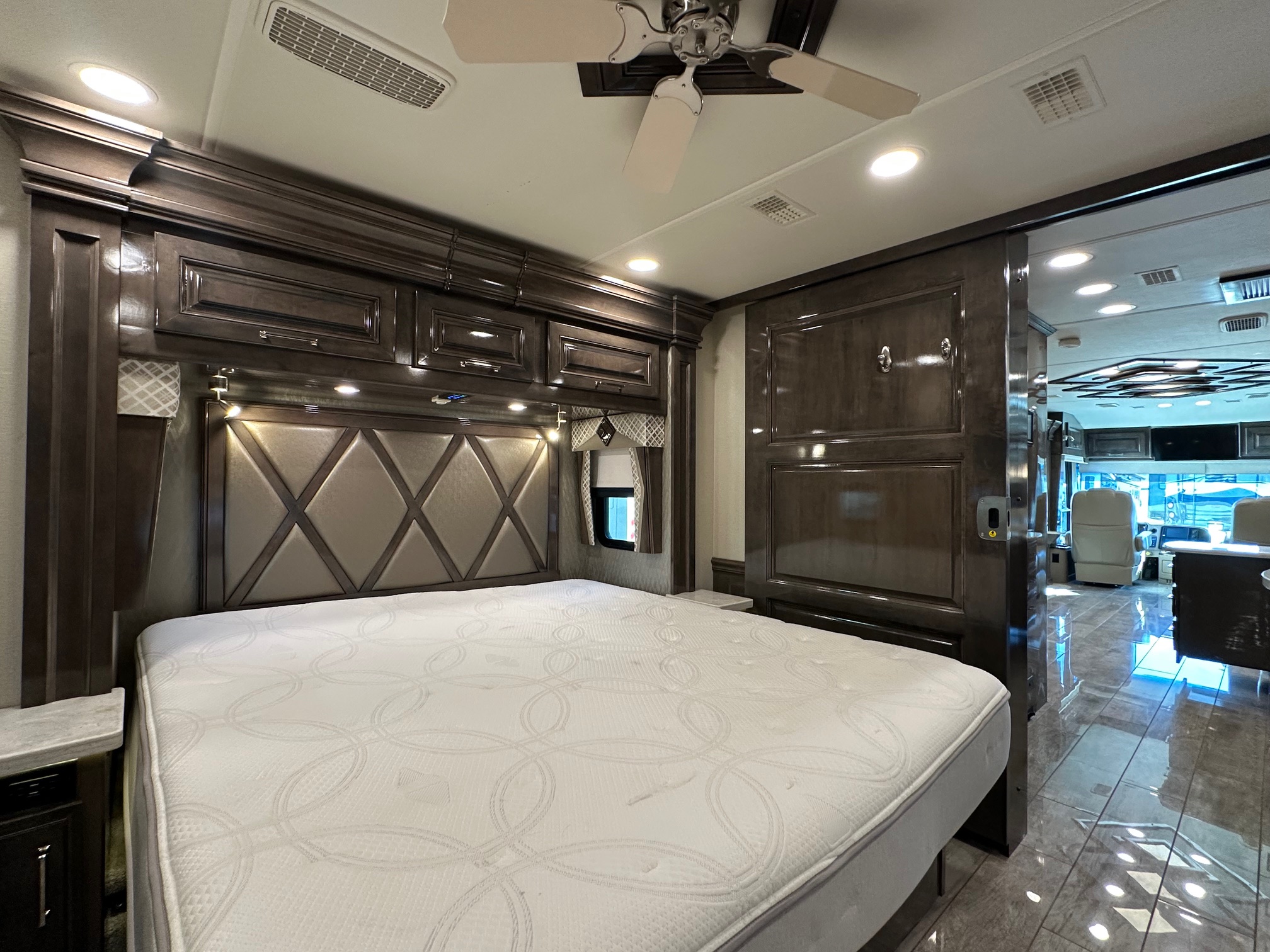 2020 Entegra Anthem 44B Class A Diesel Pusher – 1 1/2 bathrooms 