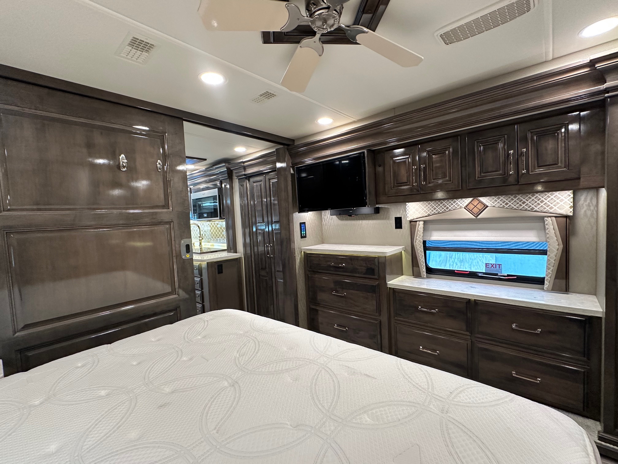 2020 Entegra Anthem 44B Class A Diesel Pusher – 1 1/2 bathrooms 