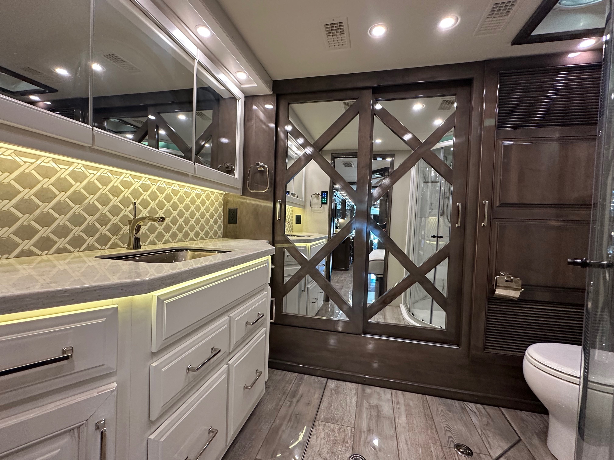 2020 Entegra Anthem 44B Class A Diesel Pusher – 1 1/2 bathrooms 