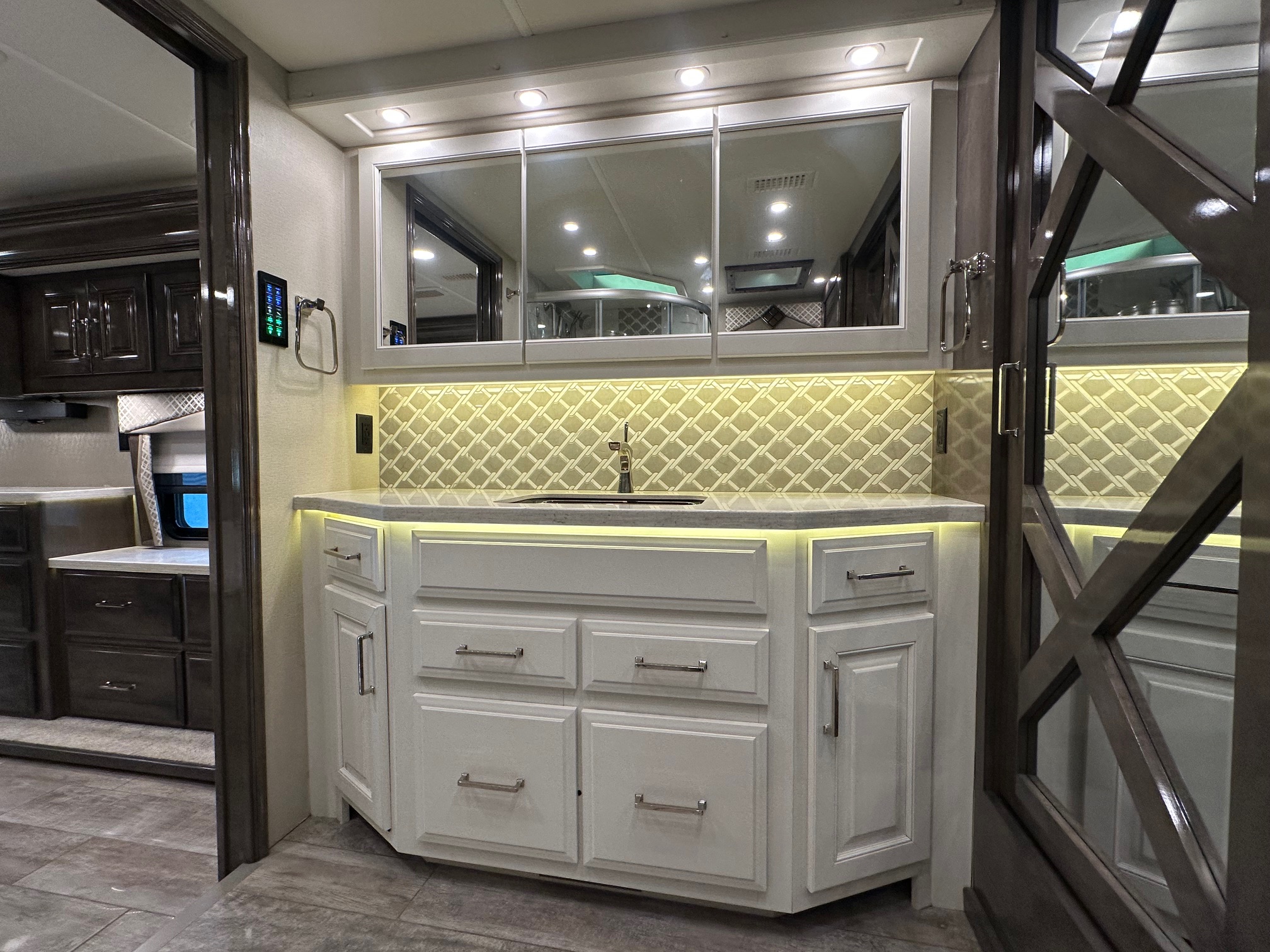 2020 Entegra Anthem 44B Class A Diesel Pusher – 1 1/2 bathrooms 