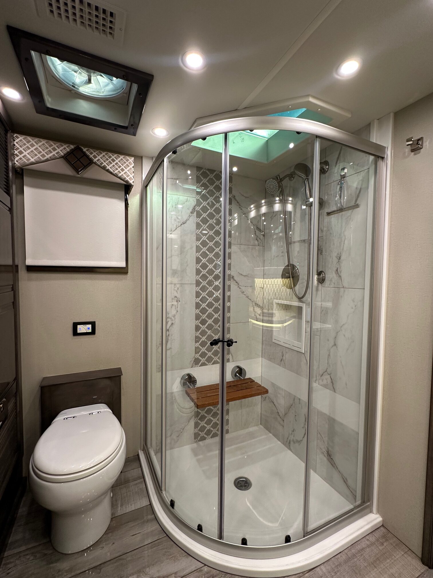 2020 Entegra Anthem 44B Class A Diesel Pusher – 1 1/2 bathrooms 