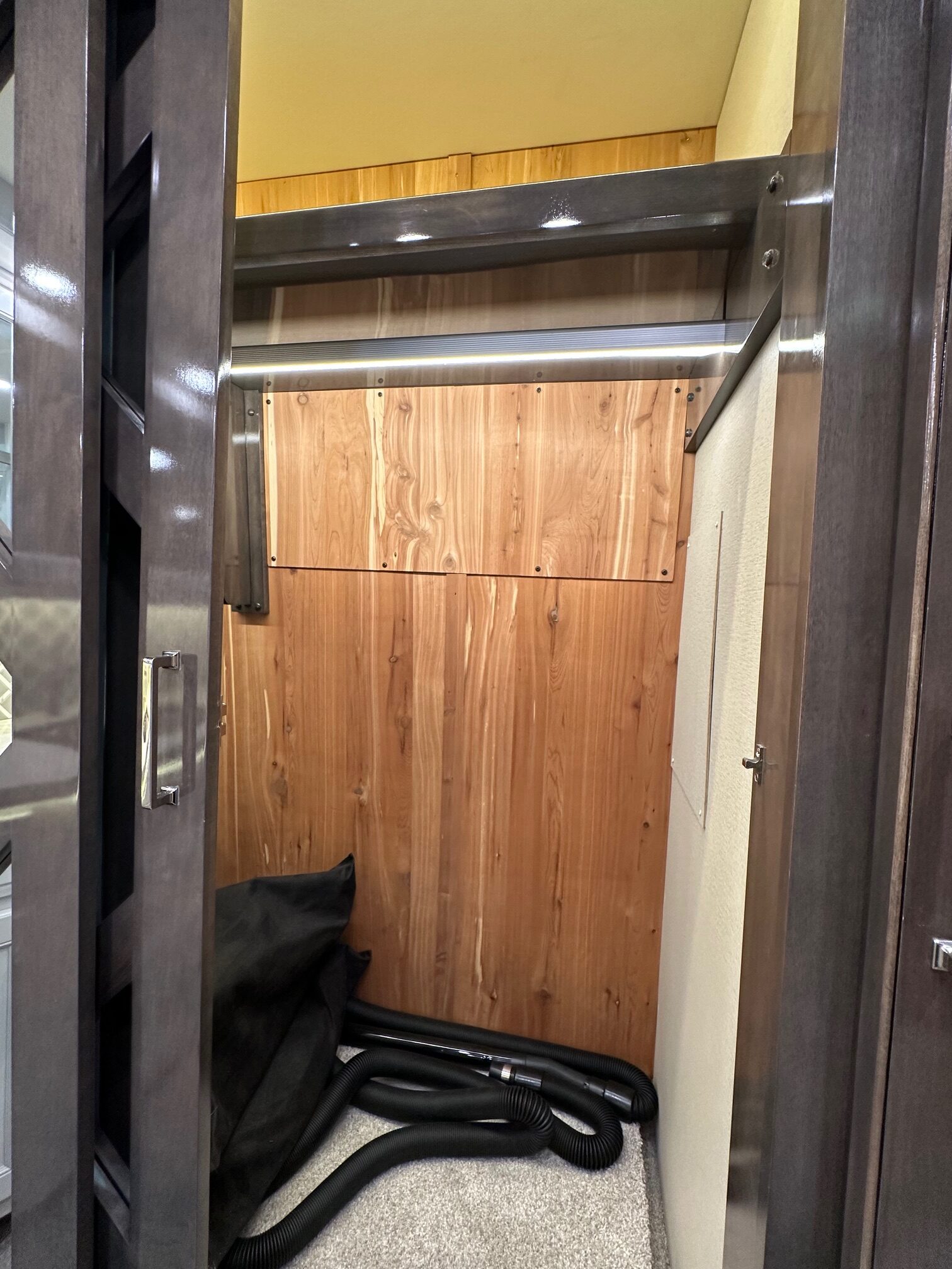 2020 Entegra Anthem 44B Class A Diesel Pusher – 1 1/2 bathrooms 