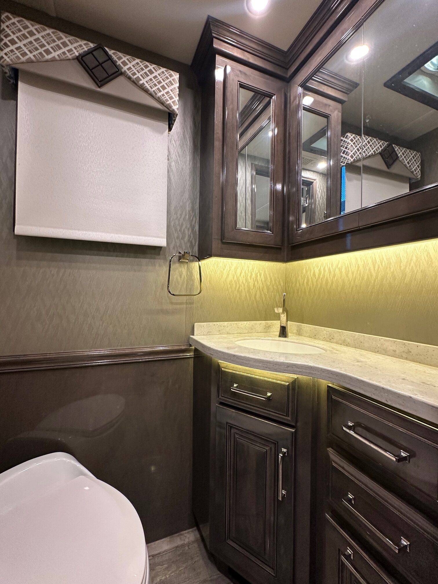 2020 Entegra Anthem 44B Class A Diesel Pusher – 1 1/2 bathrooms 