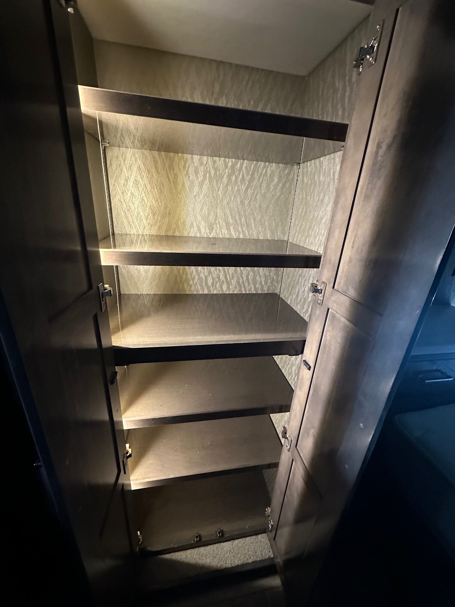 2020 Entegra Anthem 44B Class A Diesel Pusher – 1 1/2 bathrooms 