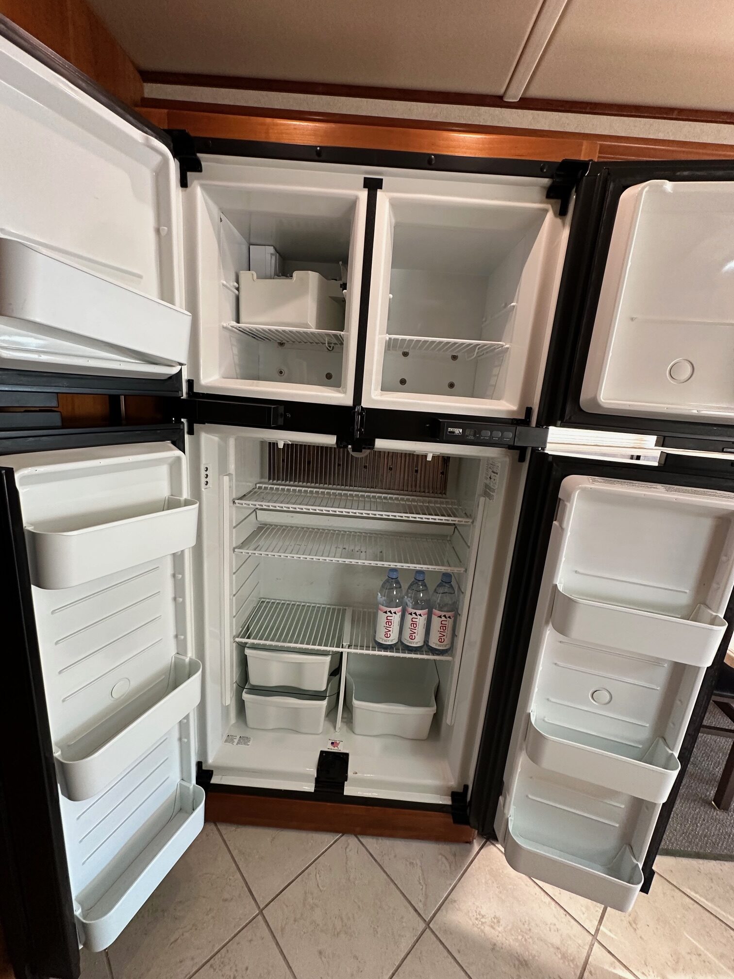 2002 Monaco Dynasty Princess 400 Diesel Pusher Class A Motorhome – Extra Clean!