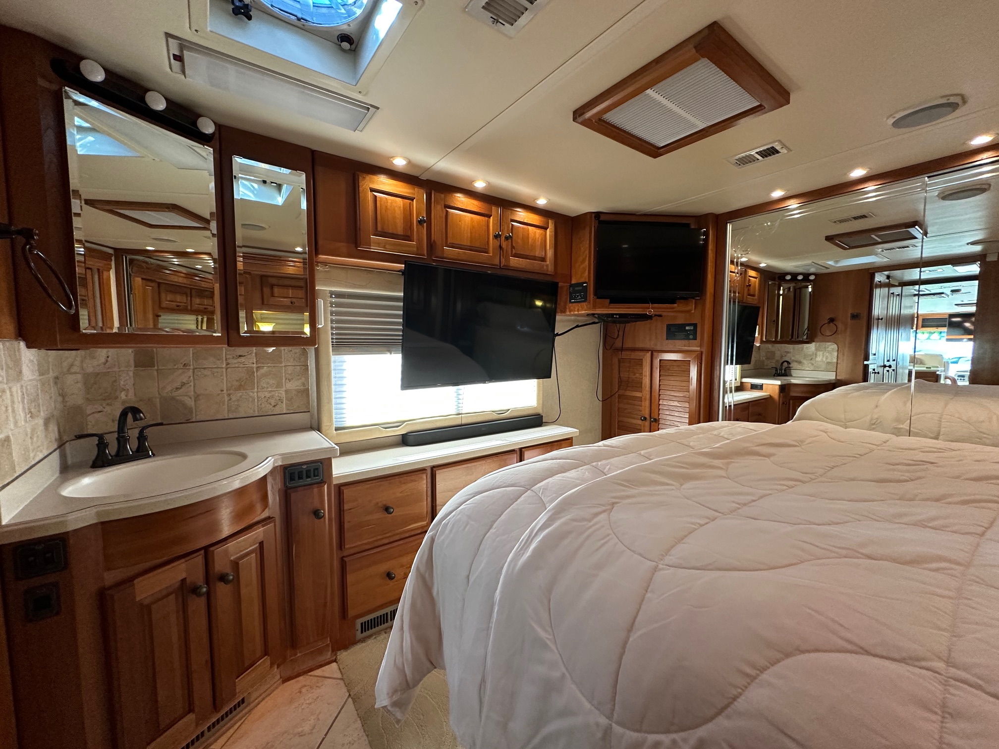 2002 Monaco Dynasty Princess 400 Diesel Pusher Class A Motorhome – Extra Clean!