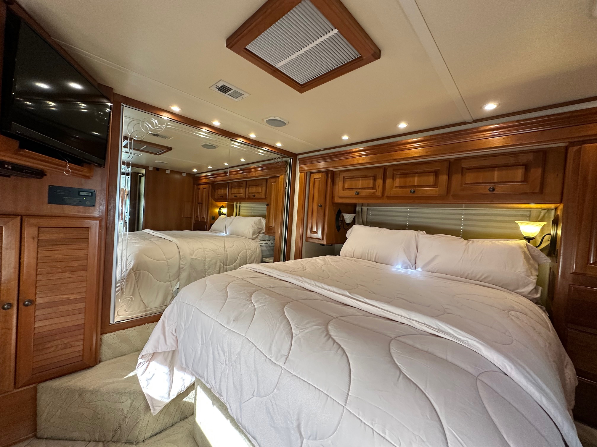 2002 Monaco Dynasty Princess 400 Diesel Pusher Class A Motorhome – Extra Clean!