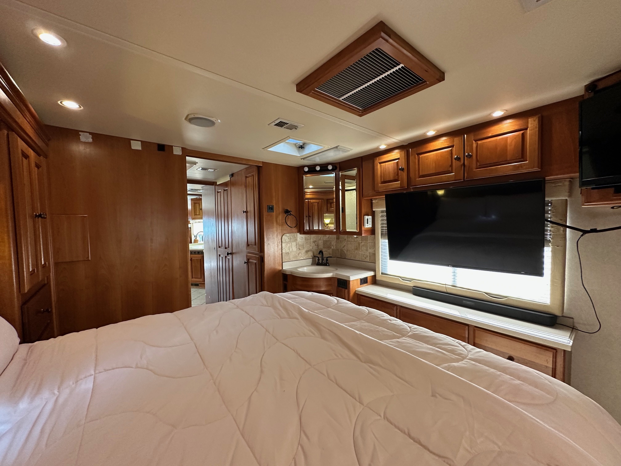 2002 Monaco Dynasty Princess 400 Diesel Pusher Class A Motorhome – Extra Clean!