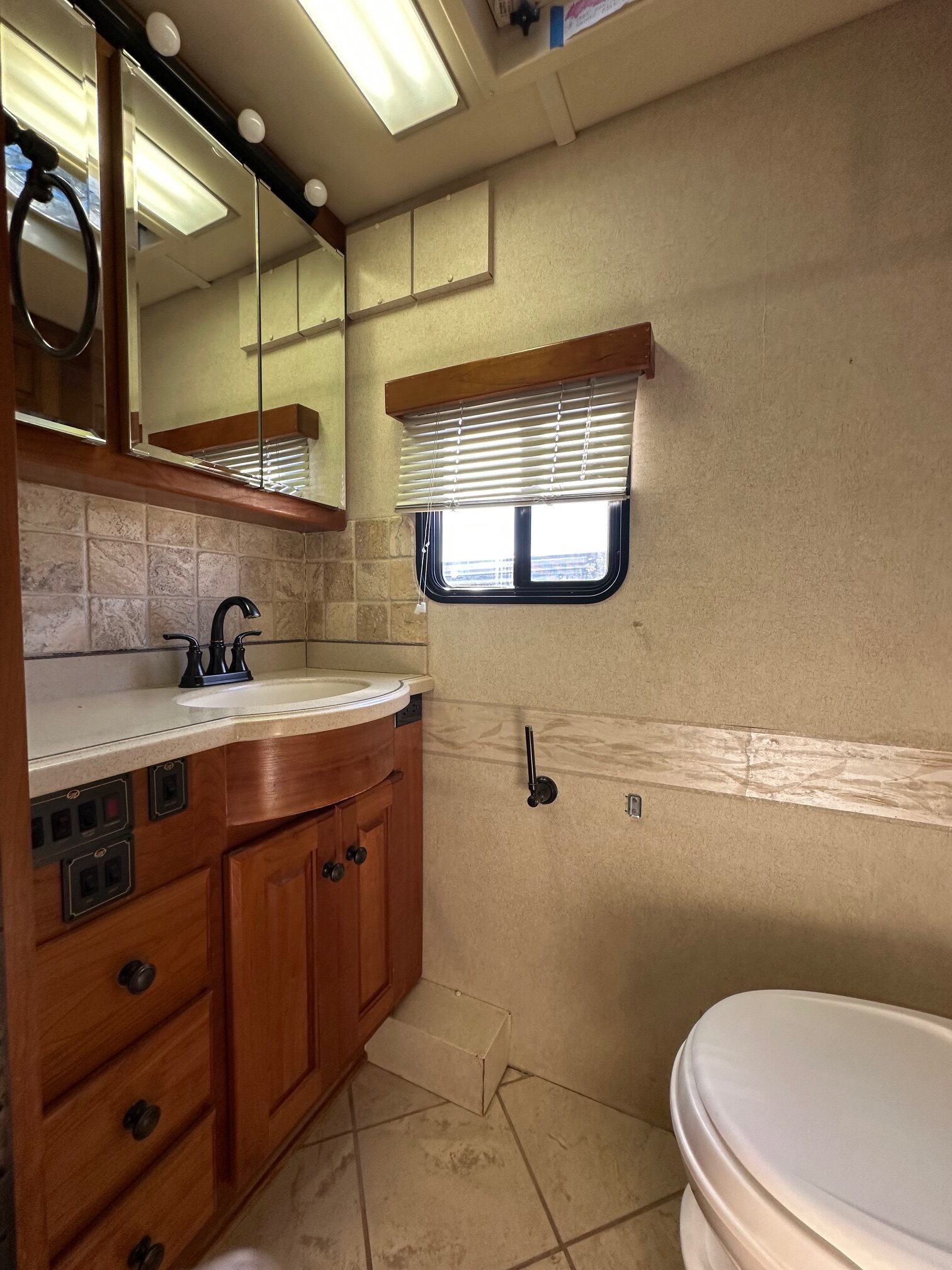 2002 Monaco Dynasty Princess 400 Diesel Pusher Class A Motorhome – Extra Clean!