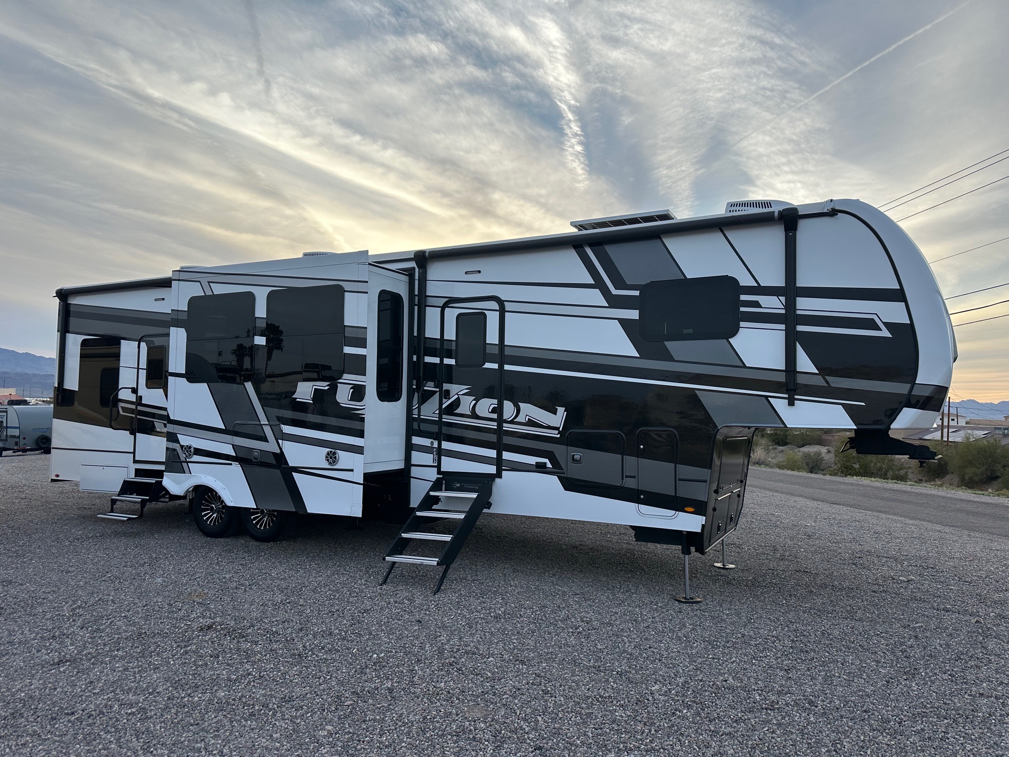 2025 Keystone Fuzion FZ373 Toy Hauler – 1 1/2 bathrooms