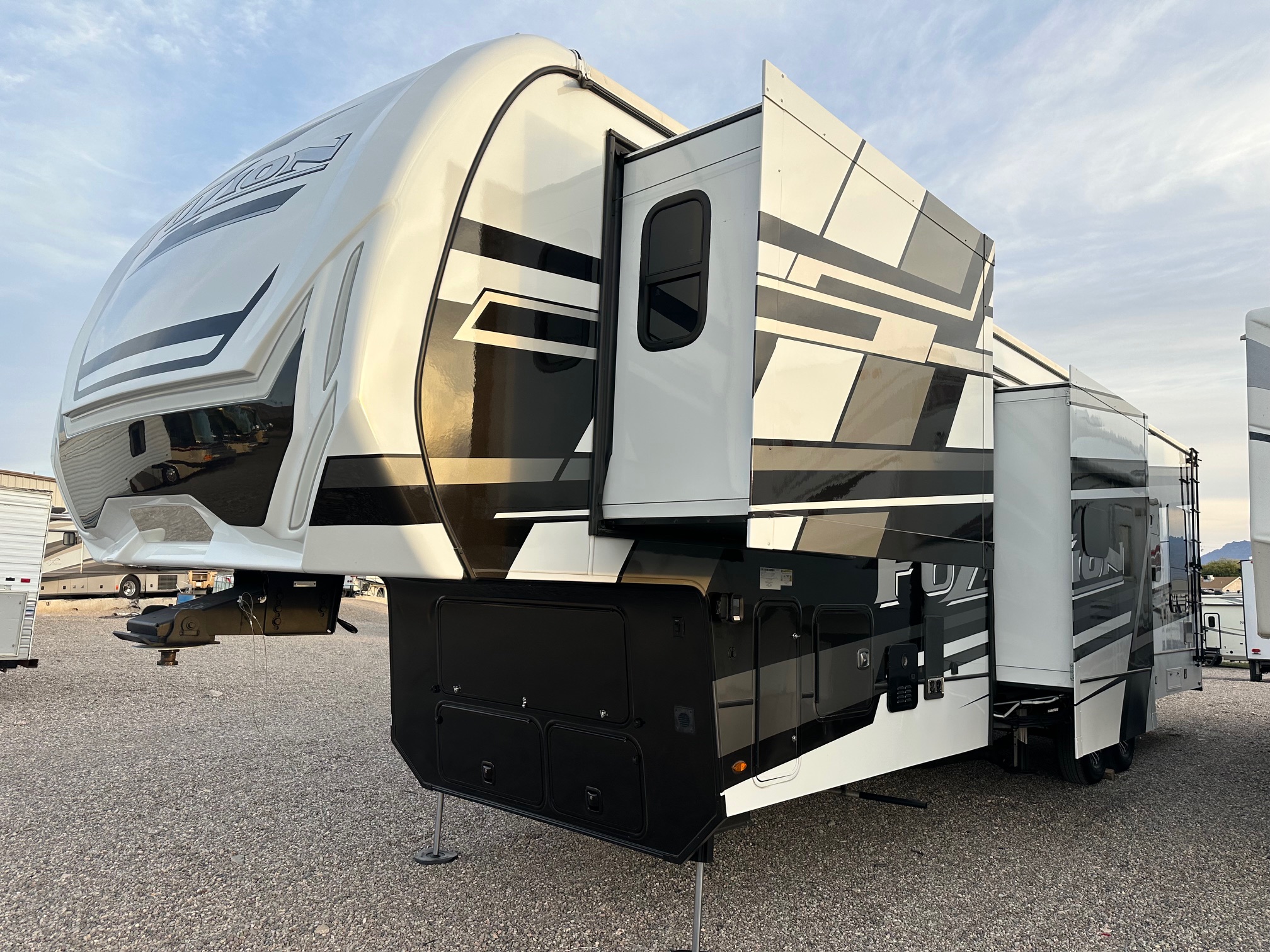 2025 Keystone Fuzion FZ373 Toy Hauler – 1 1/2 bathrooms