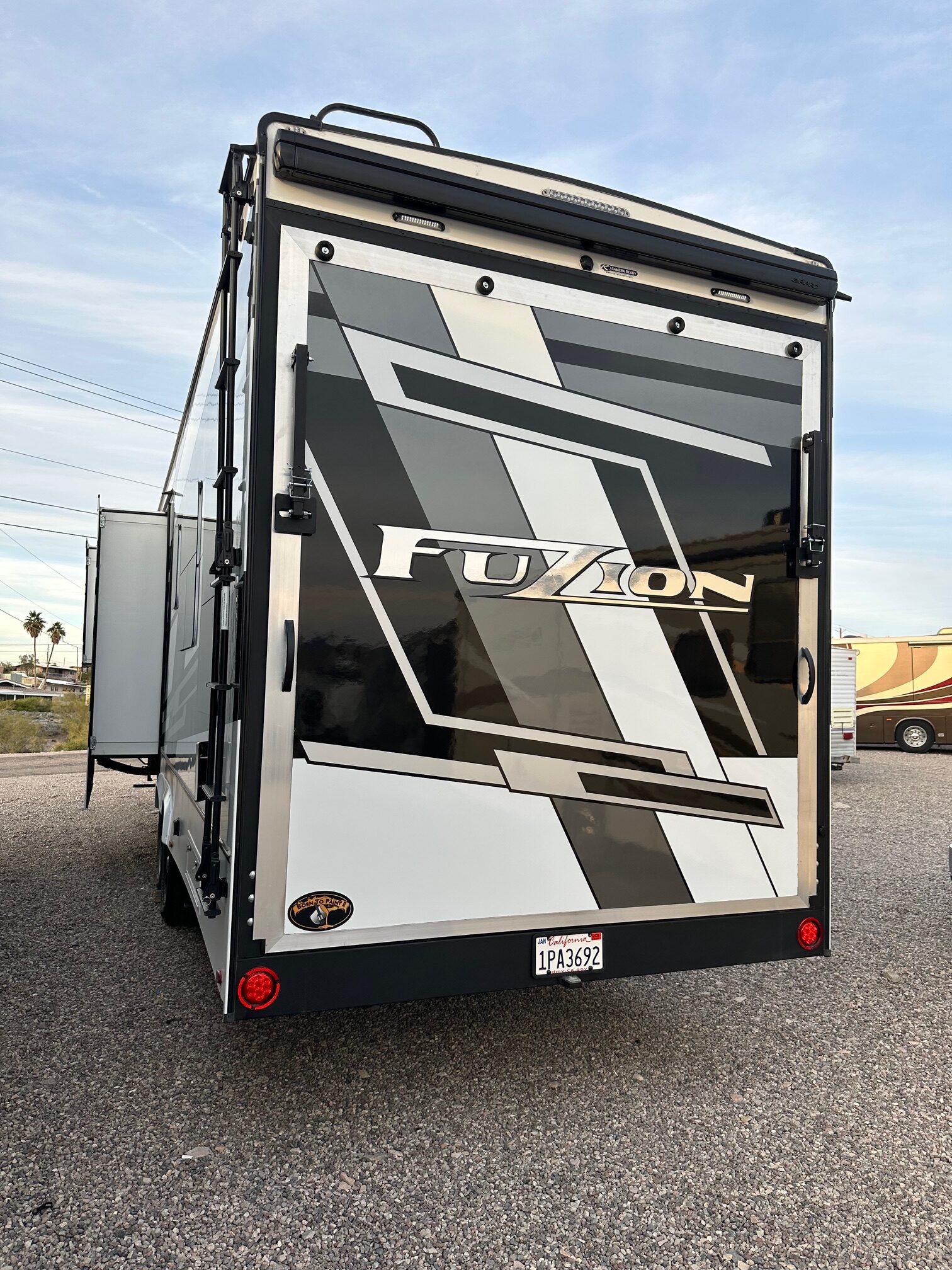 2025 Keystone Fuzion FZ373 Toy Hauler – 1 1/2 bathrooms