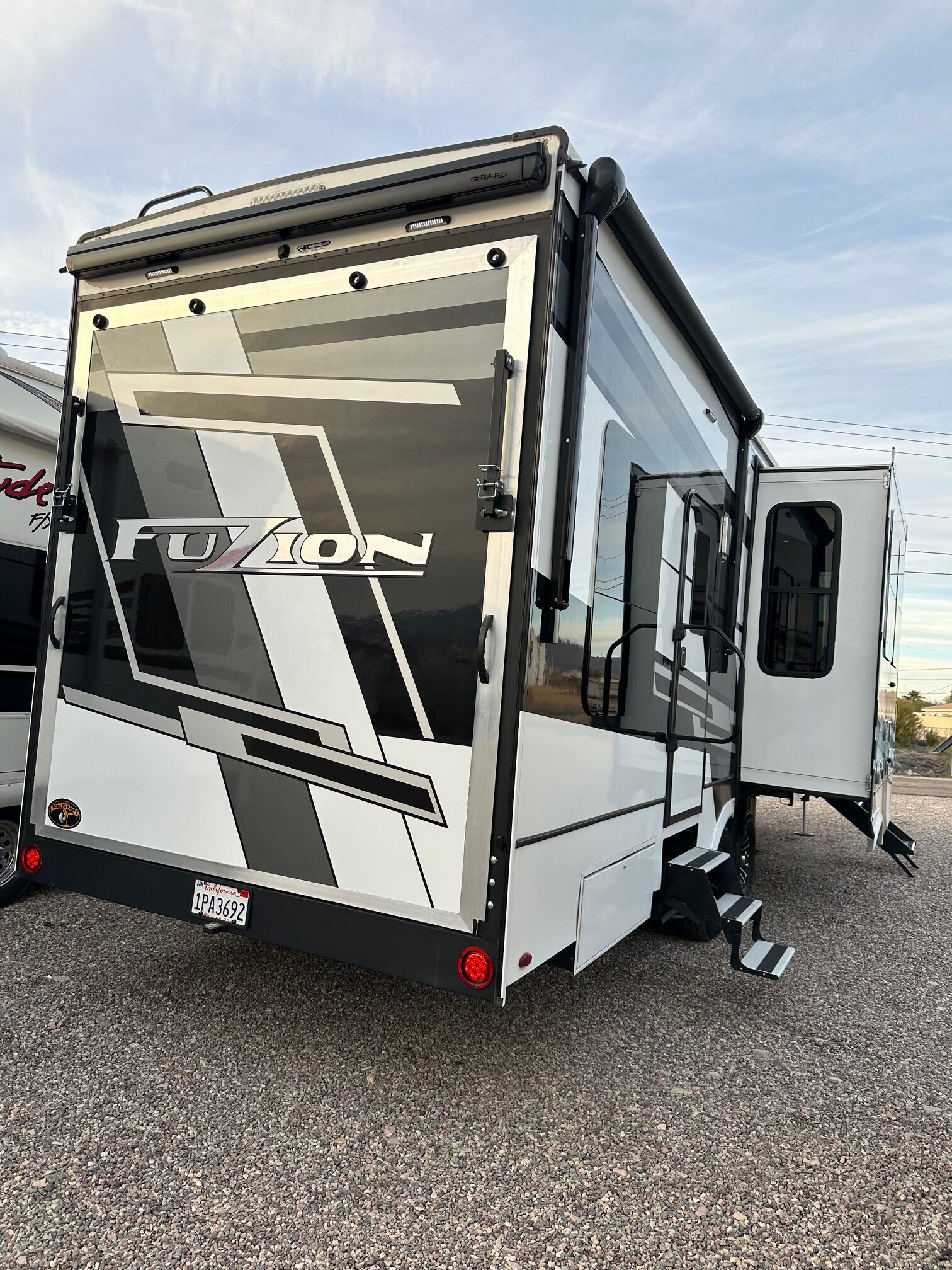 2025 Keystone Fuzion FZ373 Toy Hauler – 1 1/2 bathrooms