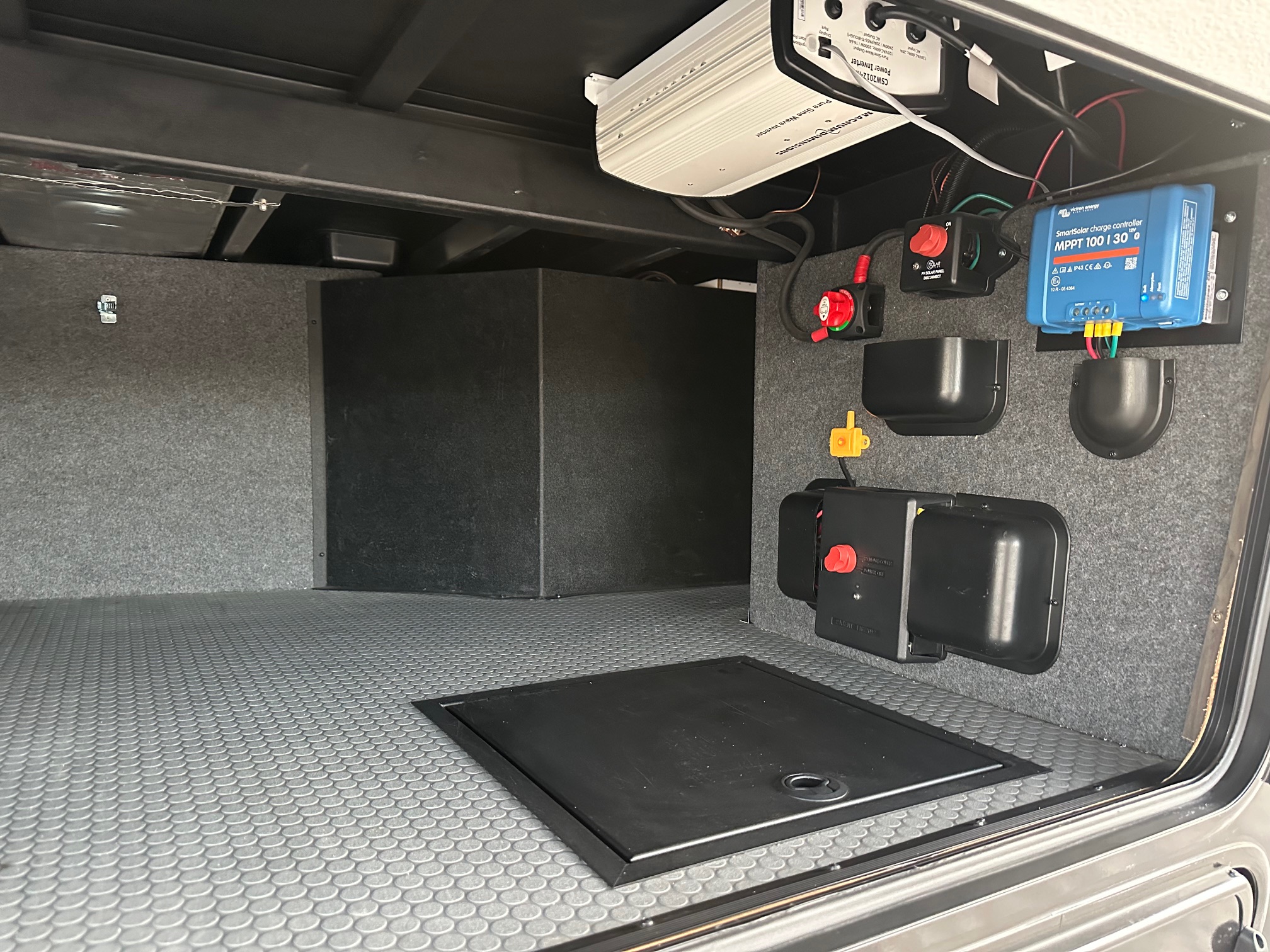 2025 Keystone Fuzion FZ373 Toy Hauler – 1 1/2 bathrooms