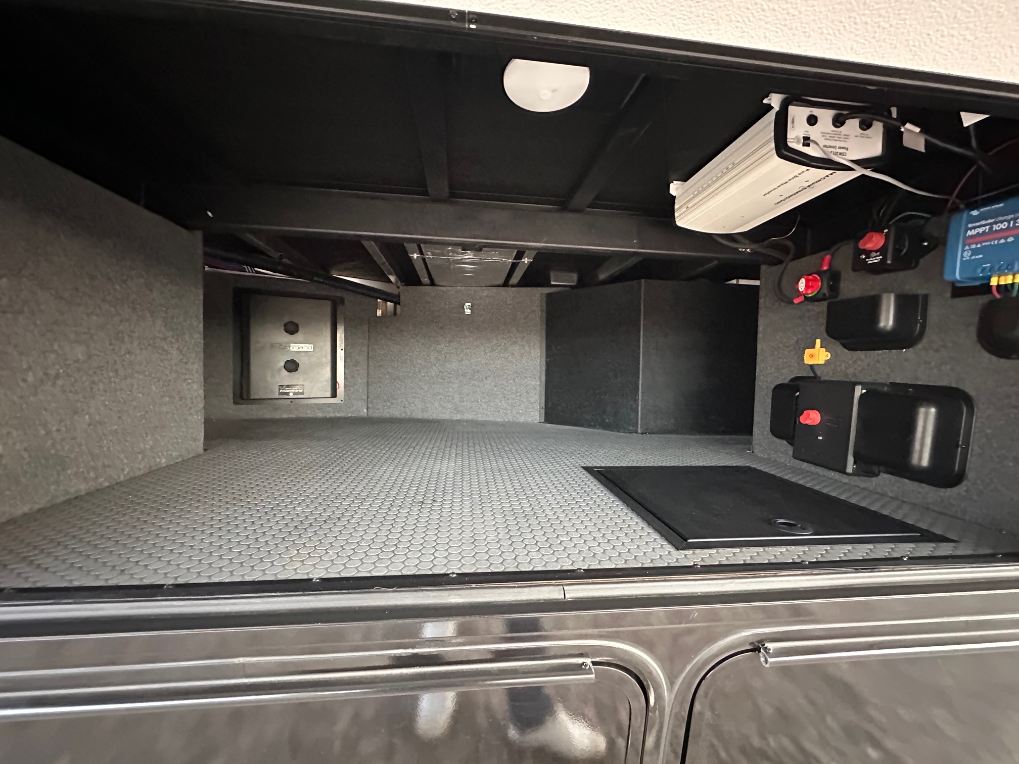 2025 Keystone Fuzion FZ373 Toy Hauler – 1 1/2 bathrooms