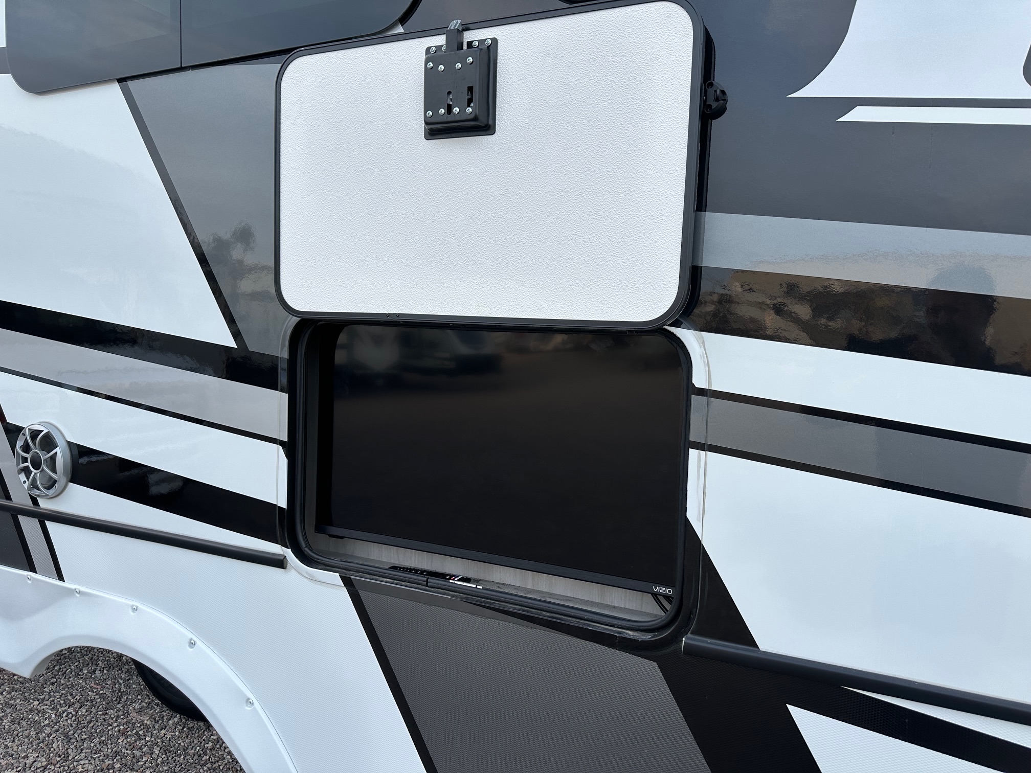 2025 Keystone Fuzion FZ373 Toy Hauler – 1 1/2 bathrooms