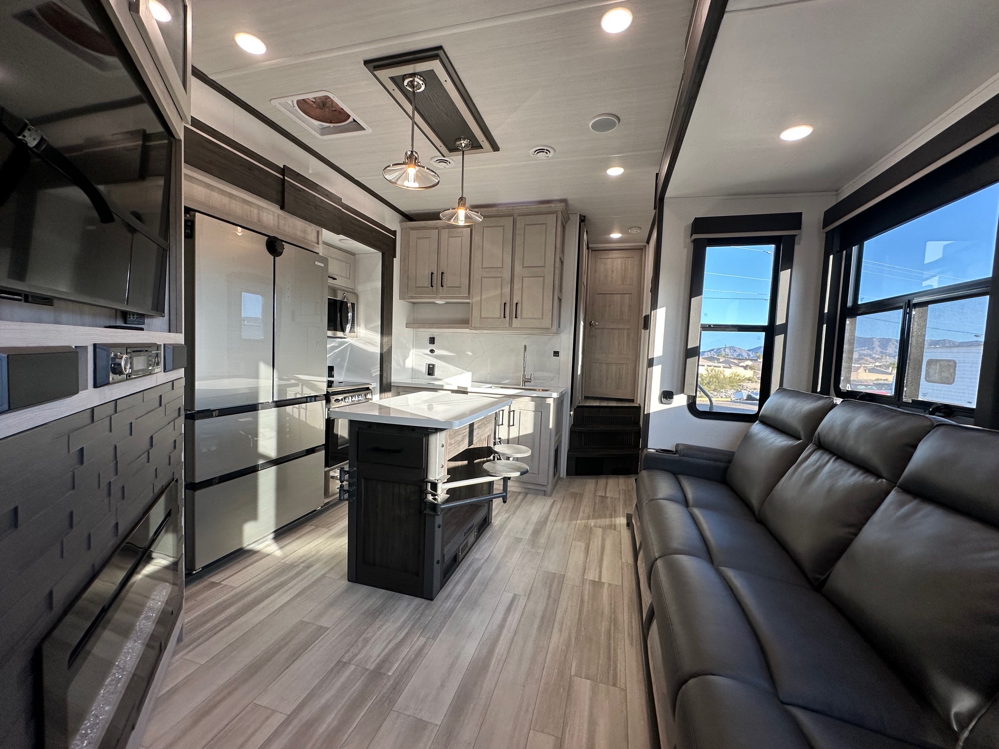 2025 Keystone Fuzion FZ373 Toy Hauler – 1 1/2 bathrooms