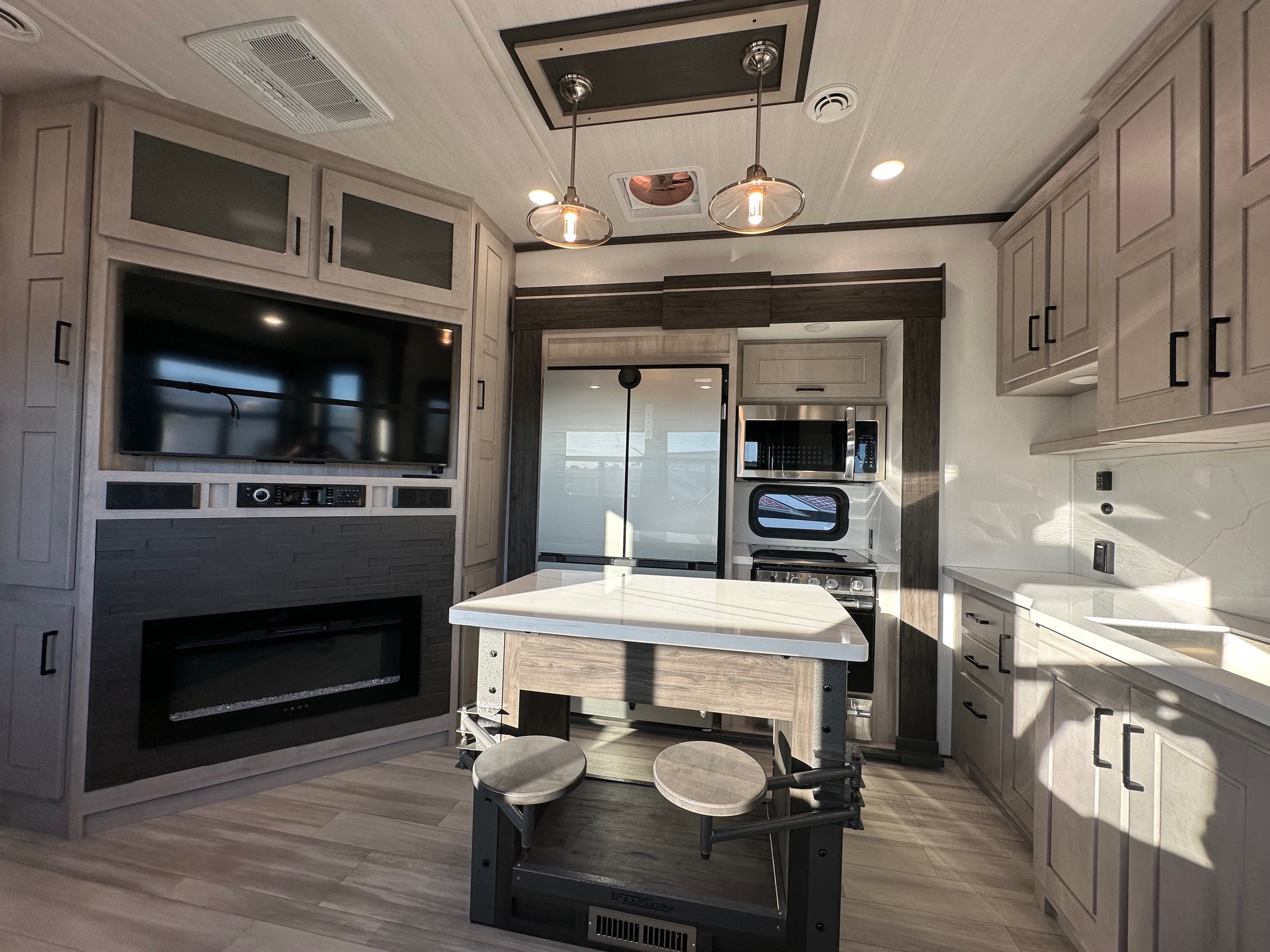 2025 Keystone Fuzion FZ373 Toy Hauler – 1 1/2 bathrooms