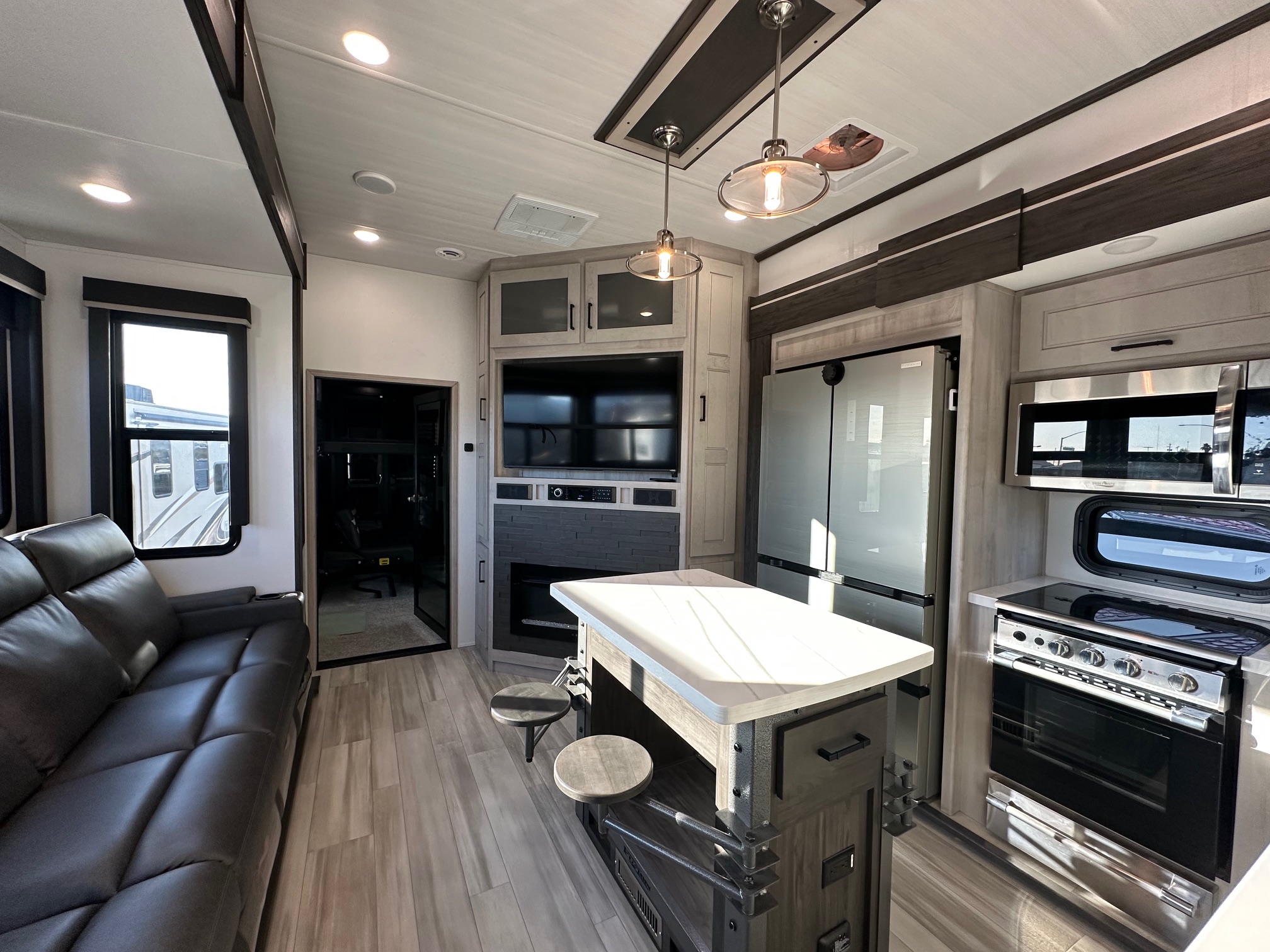 2025 Keystone Fuzion FZ373 Toy Hauler – 1 1/2 bathrooms