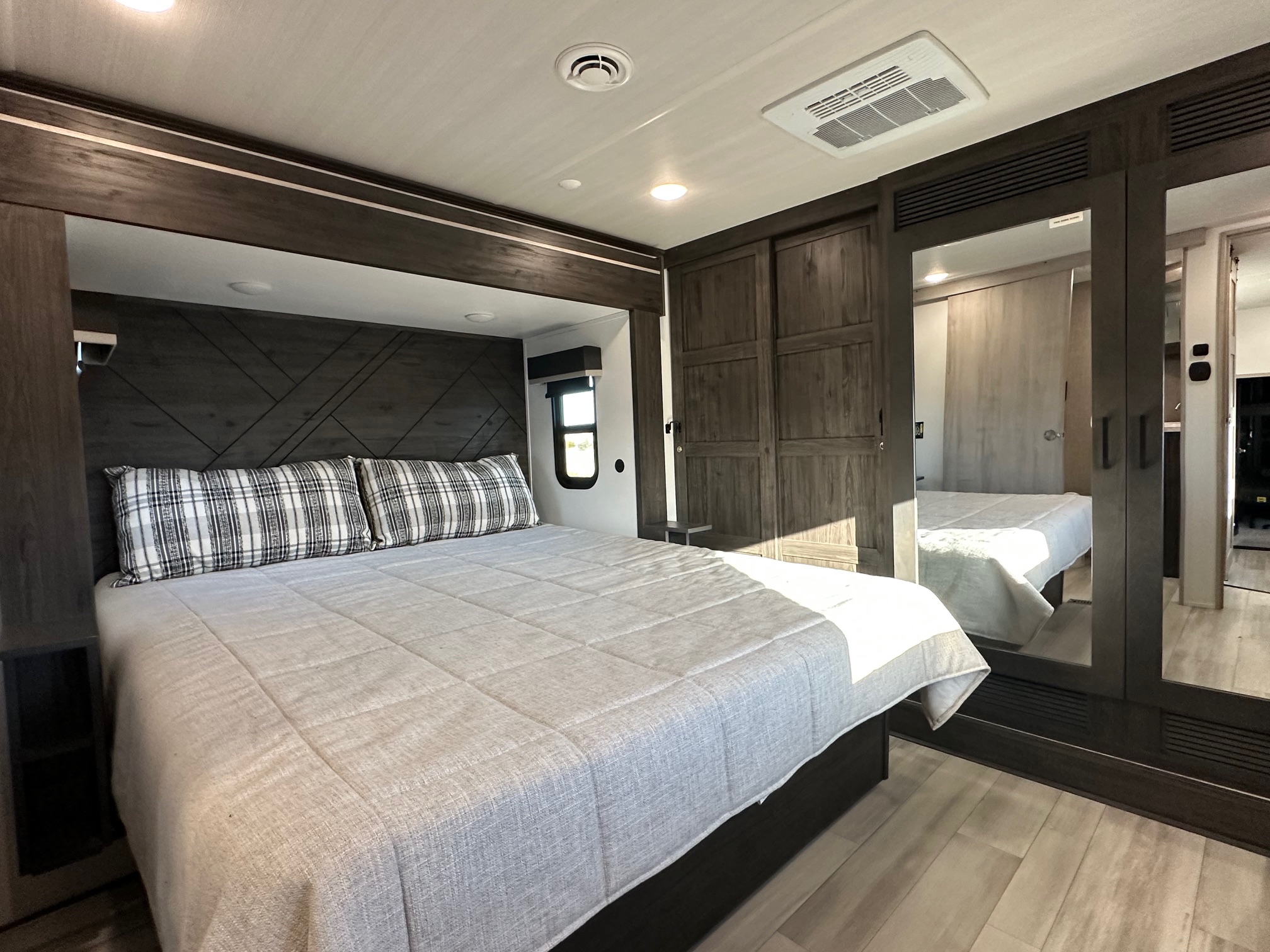 2025 Keystone Fuzion FZ373 Toy Hauler – 1 1/2 bathrooms