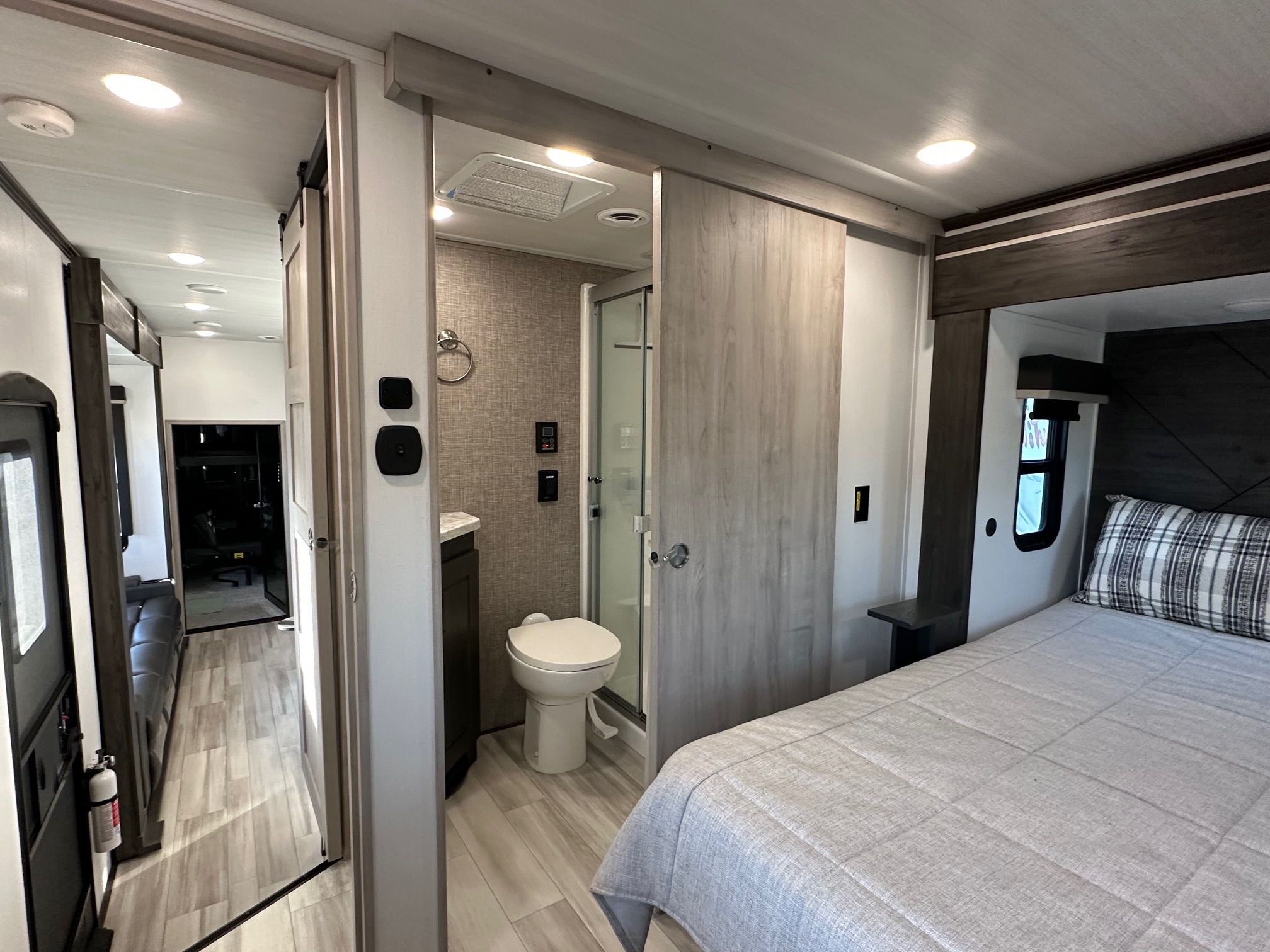 2025 Keystone Fuzion FZ373 Toy Hauler – 1 1/2 bathrooms