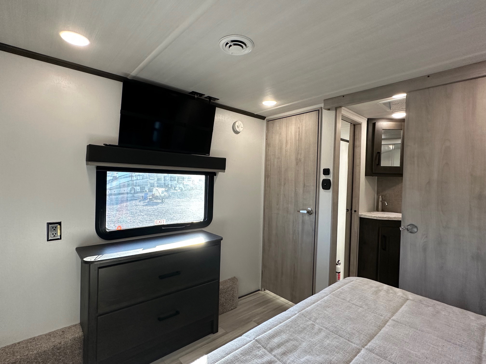 2025 Keystone Fuzion FZ373 Toy Hauler – 1 1/2 bathrooms