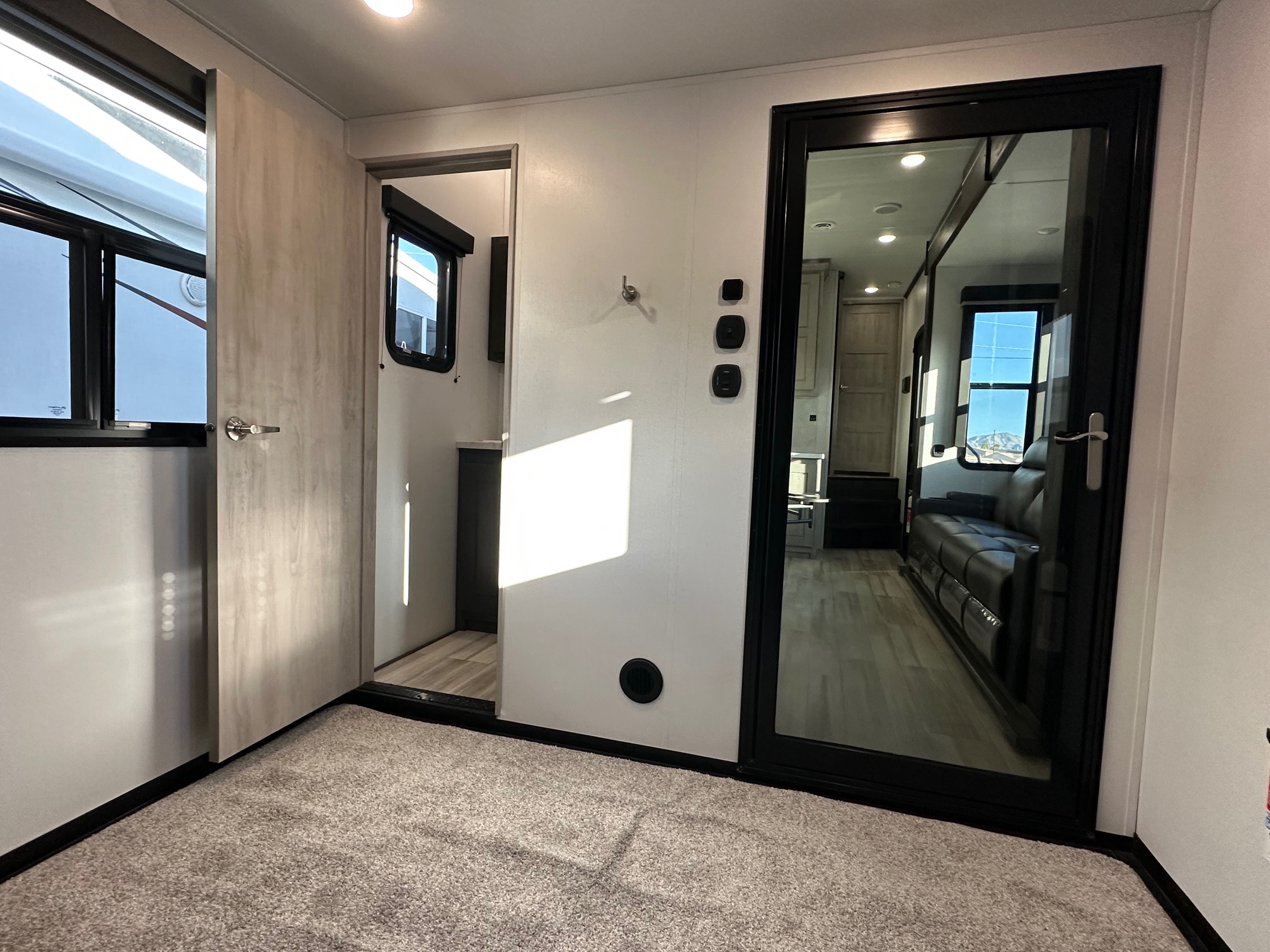 2025 Keystone Fuzion FZ373 Toy Hauler – 1 1/2 bathrooms