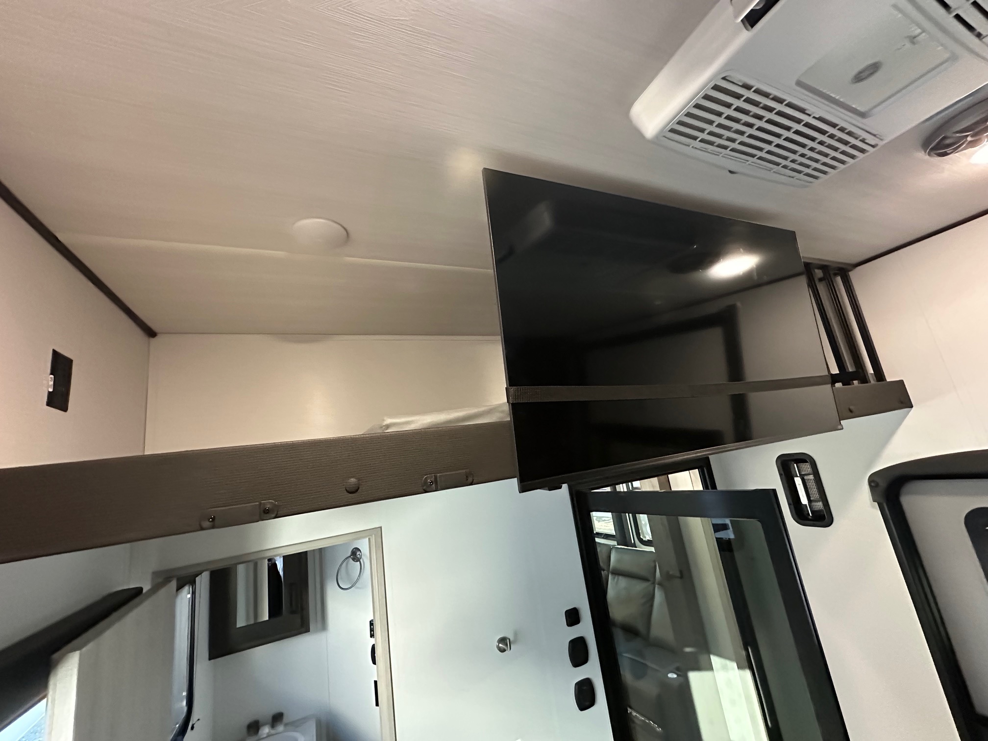 2025 Keystone Fuzion FZ373 Toy Hauler – 1 1/2 bathrooms