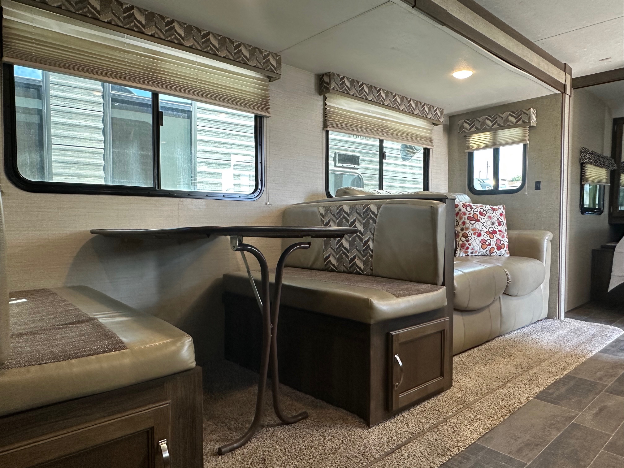 2019 Keystone Bullet Ultra-Lite 277BHSWE travel trailer – bunk model