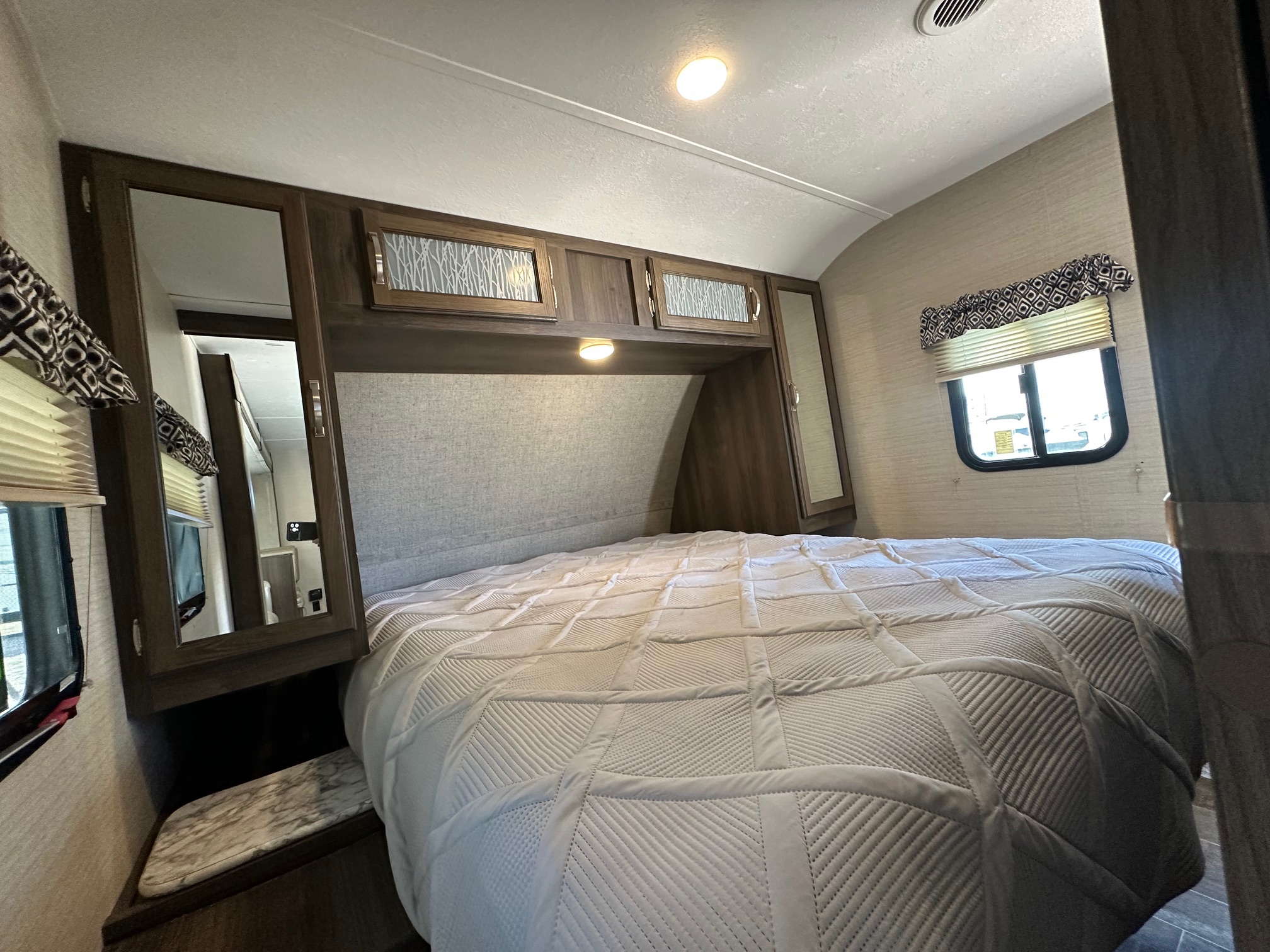 2019 Keystone Bullet Ultra-Lite 277BHSWE travel trailer – bunk model