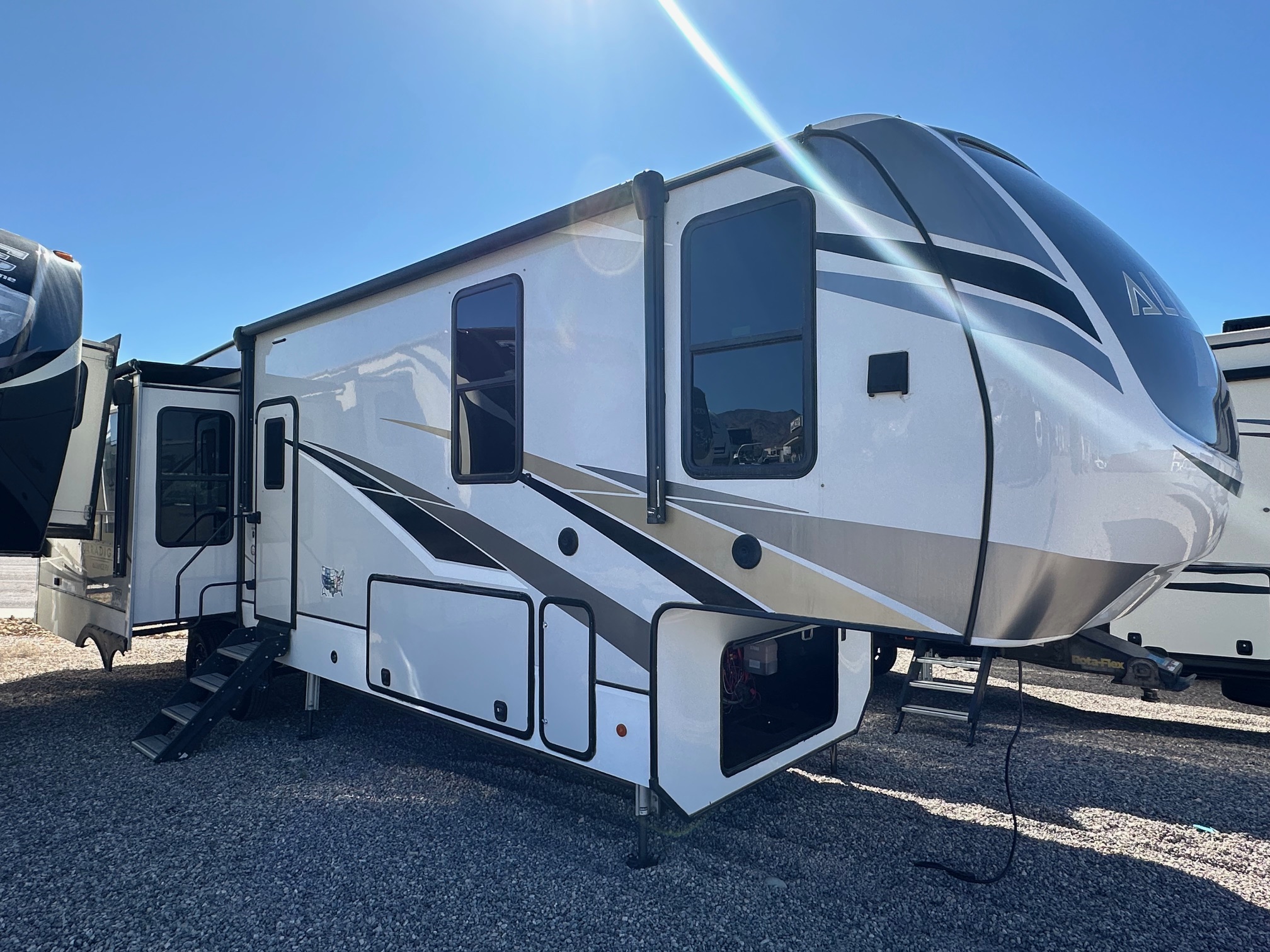 2021 Alliance Paradigm 340RL 5th wheel