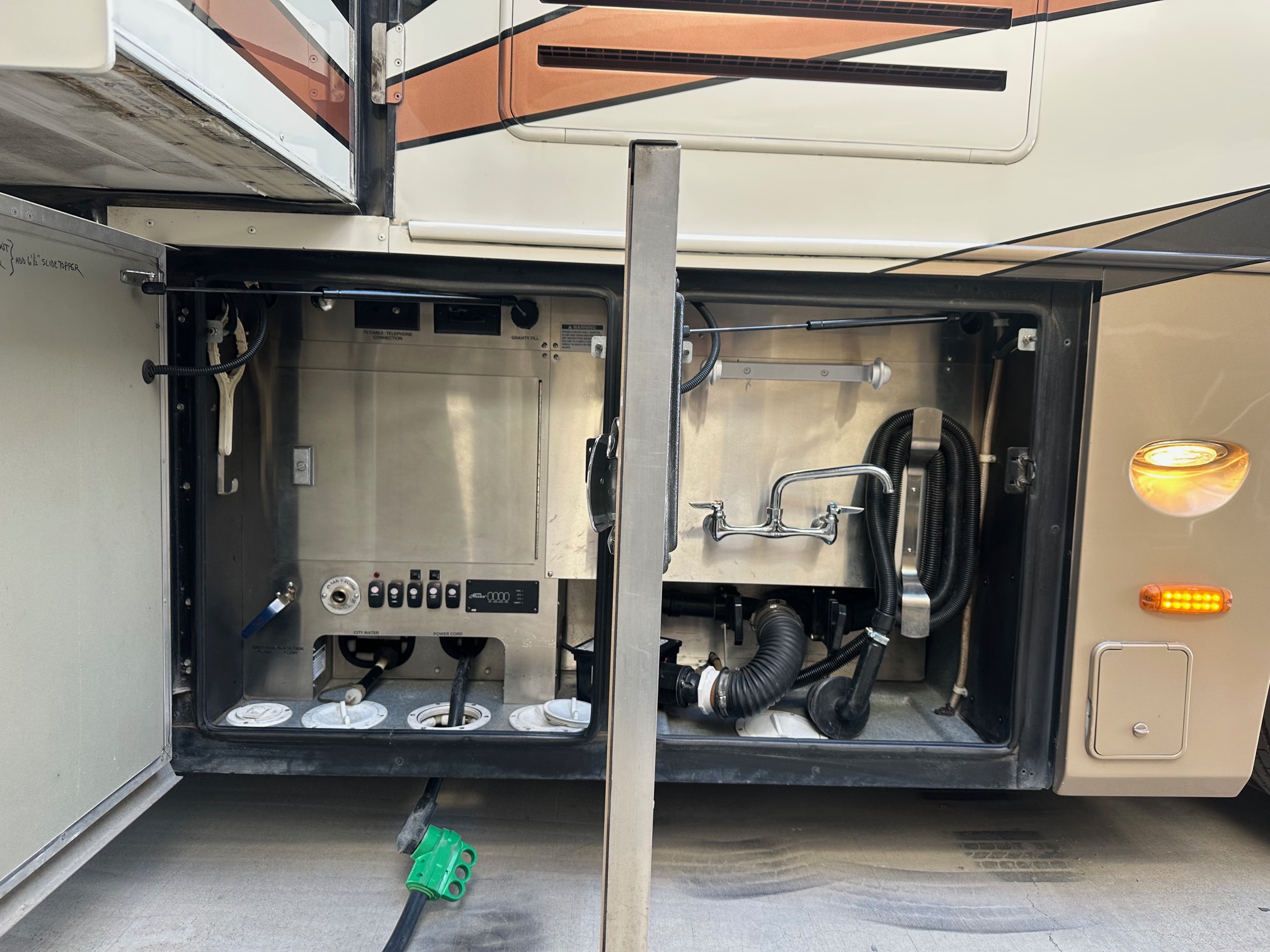 2009 Monaco Dynasty Bishop IV Class A Diesel Pusher Motorhome