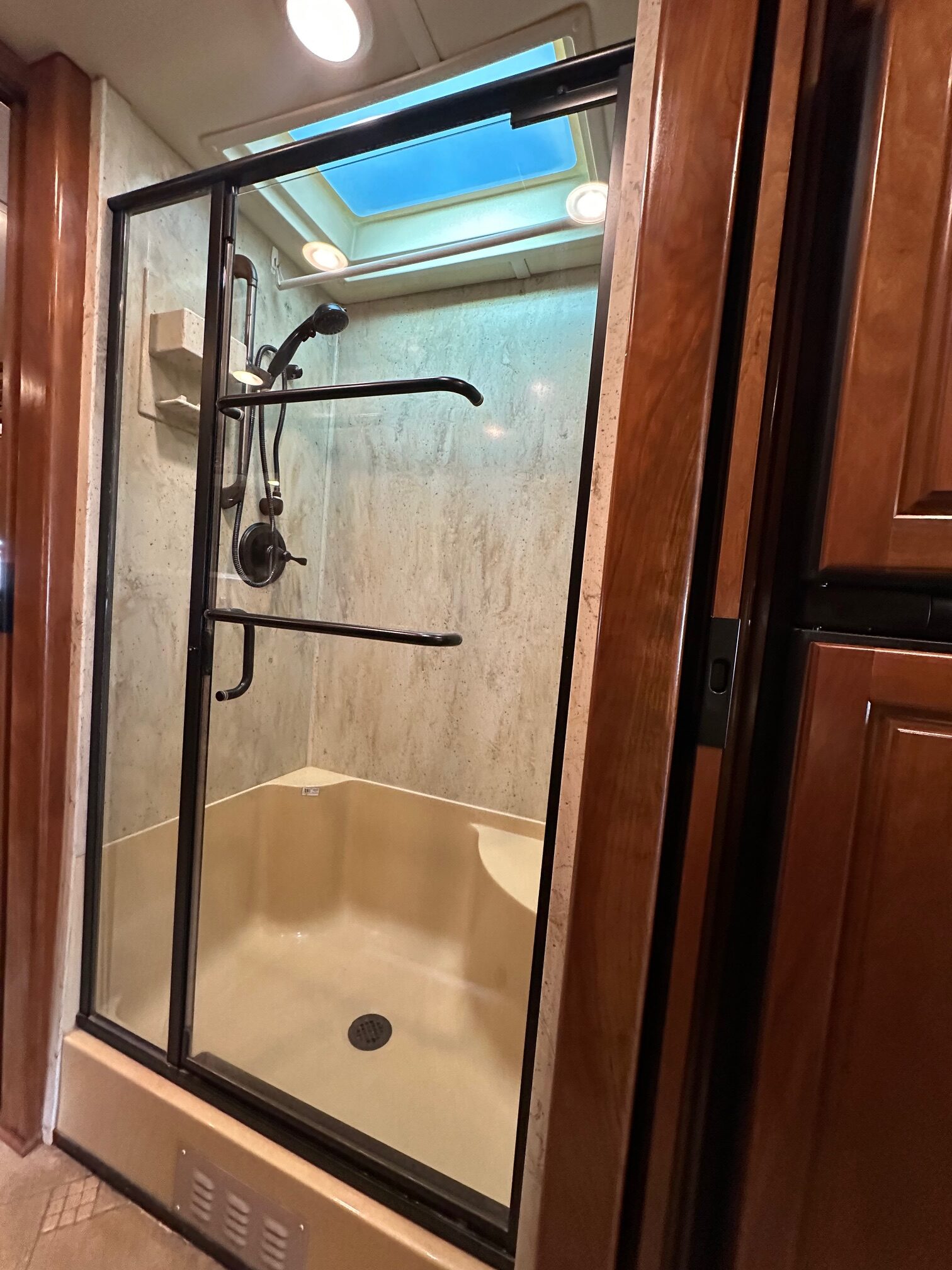 2009 Monaco Dynasty Bishop IV Class A Diesel Pusher Motorhome