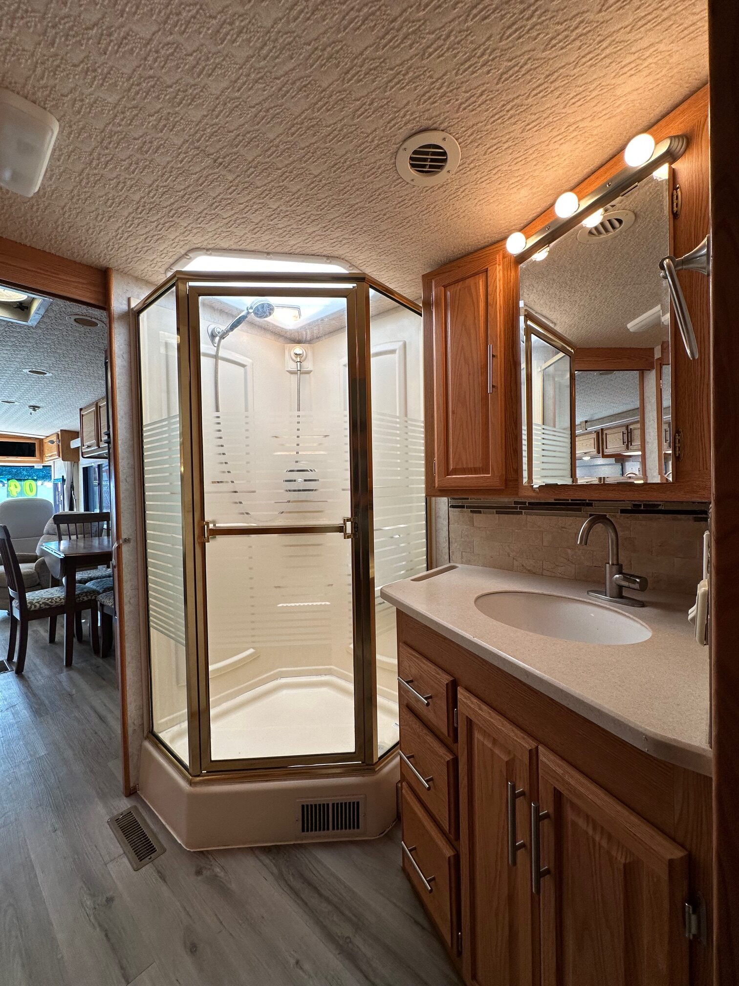 2004 Winnebago Journey 39W class a diesel pusher motorhome