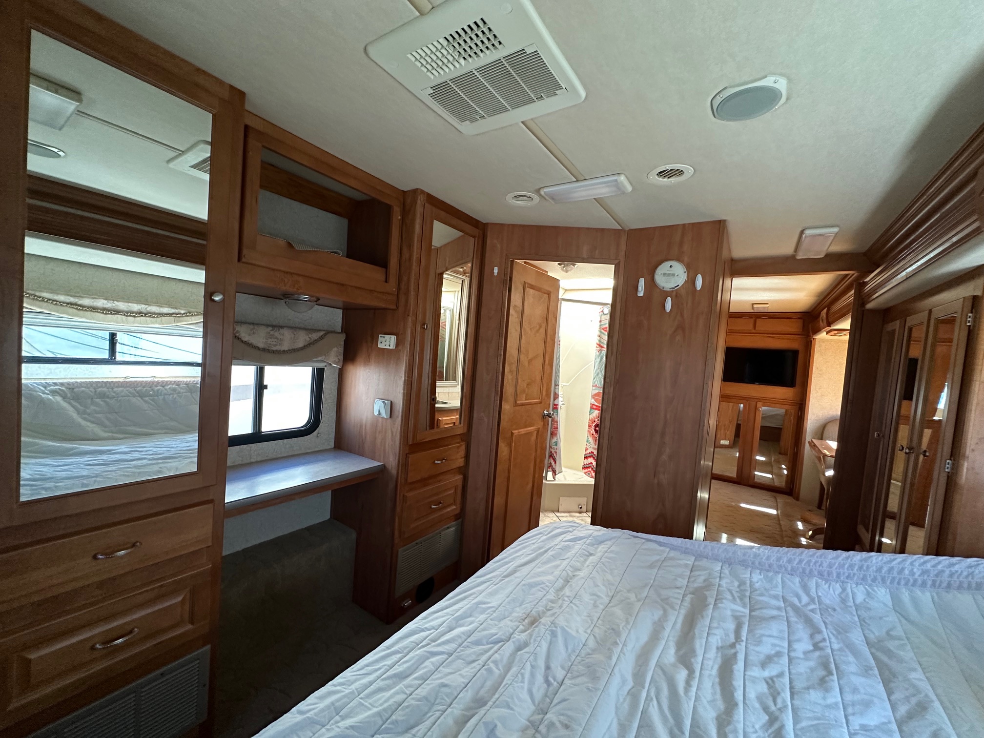 2007 Gulf Stream Sun Voyager 8389MXG Class A Diesel Motorhome