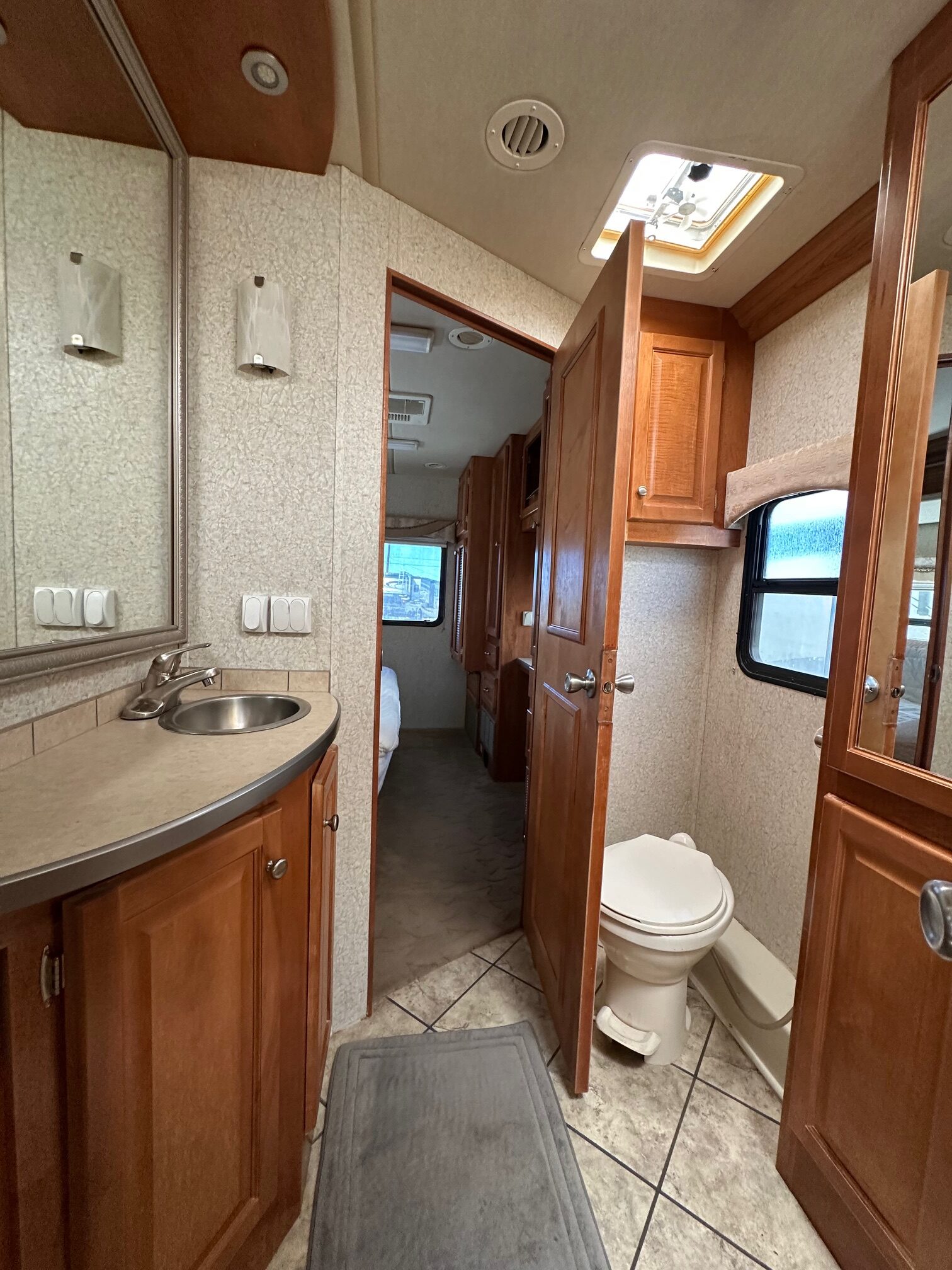 2007 Gulf Stream Sun Voyager 8389MXG Class A Diesel Motorhome