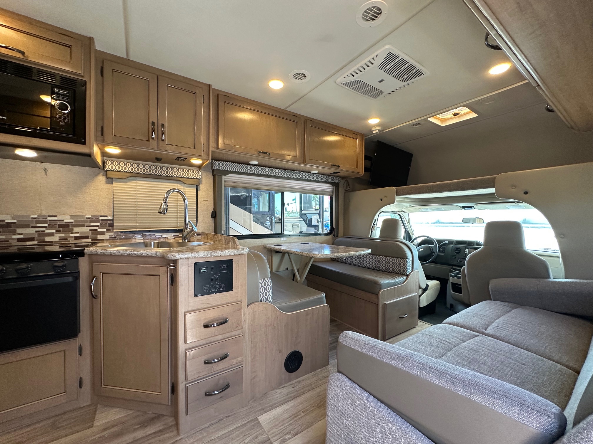 2018 Thor Freedom Elite 26HE Class C Motorhome