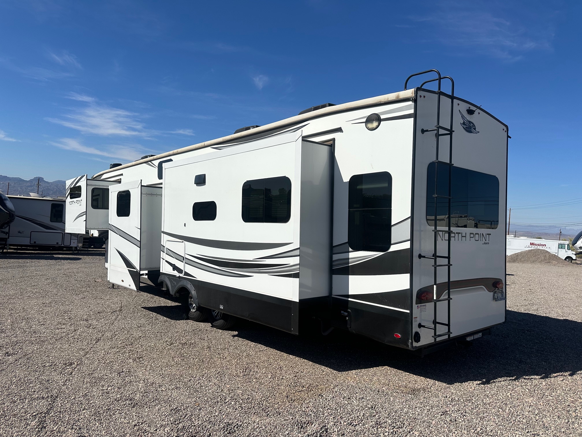 2022 Jayco North Point 377RLBH 5th wheel – separate bedroom!