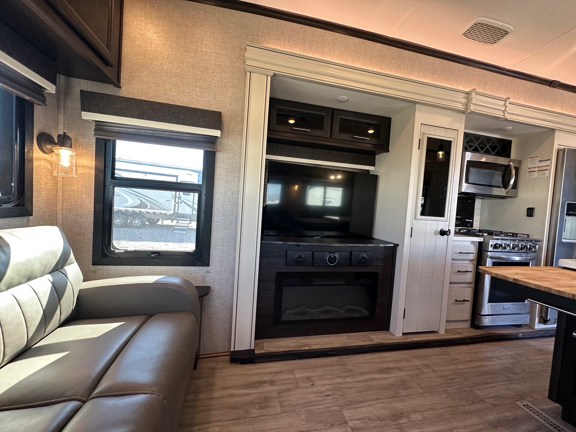 2022 Jayco North Point 377RLBH 5th wheel – separate bedroom!