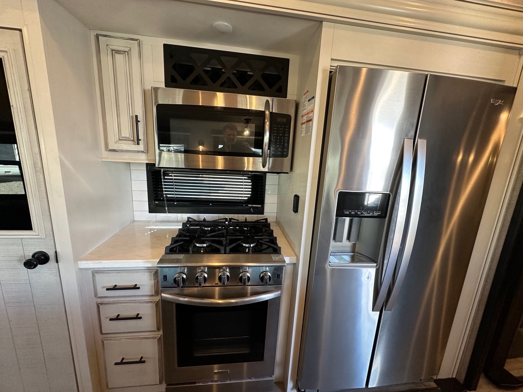 2022 Jayco North Point 377RLBH 5th wheel – separate bedroom!