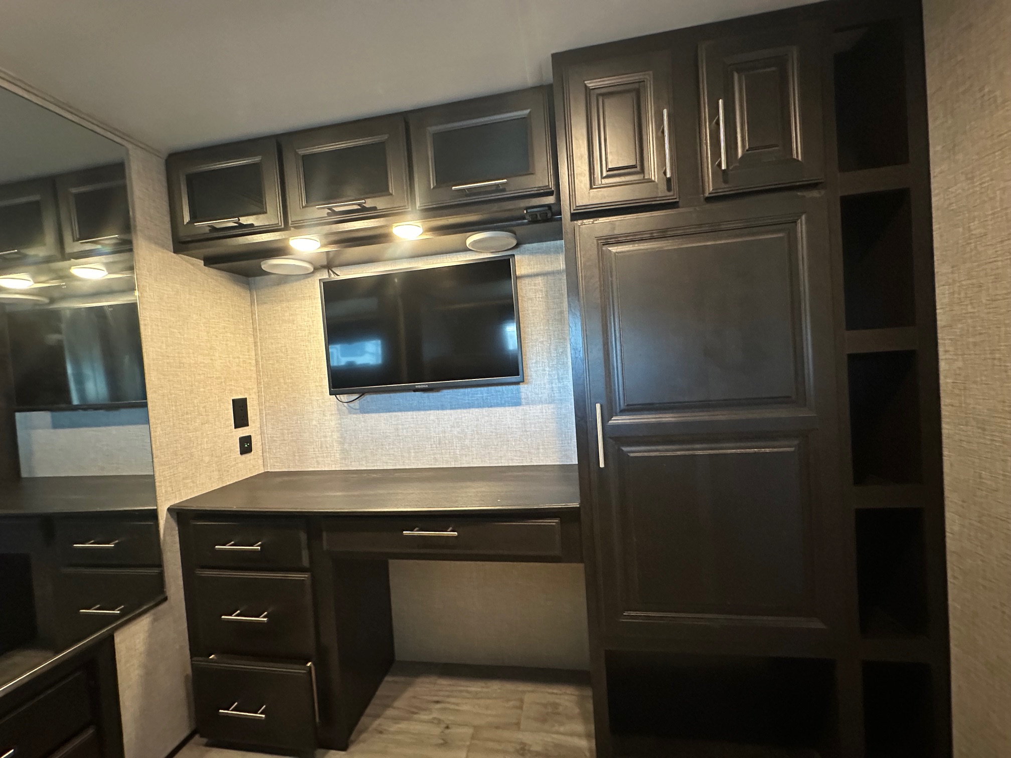2022 Jayco North Point 377RLBH 5th wheel – separate bedroom!