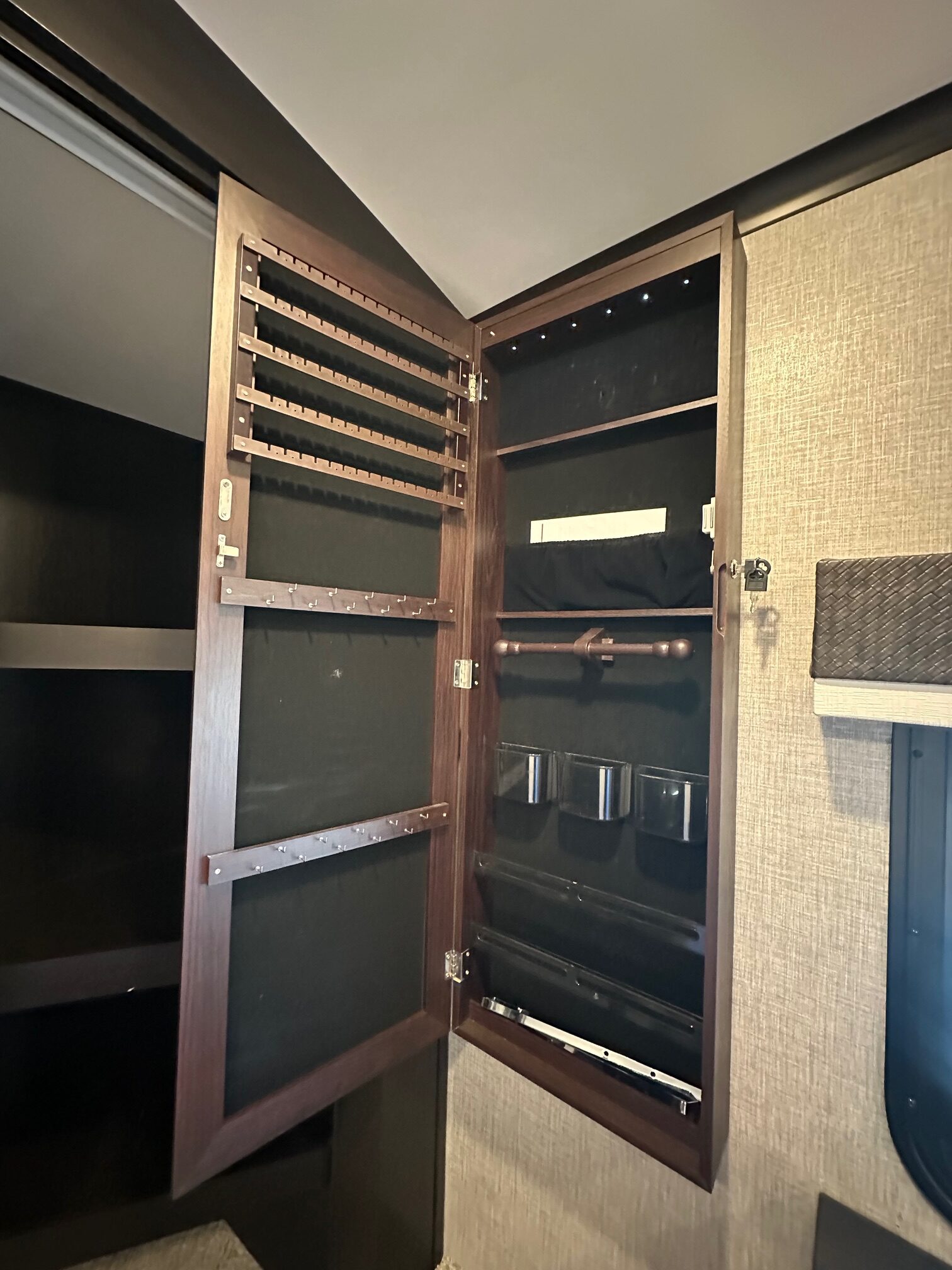 2022 Jayco North Point 377RLBH 5th wheel – separate bedroom!