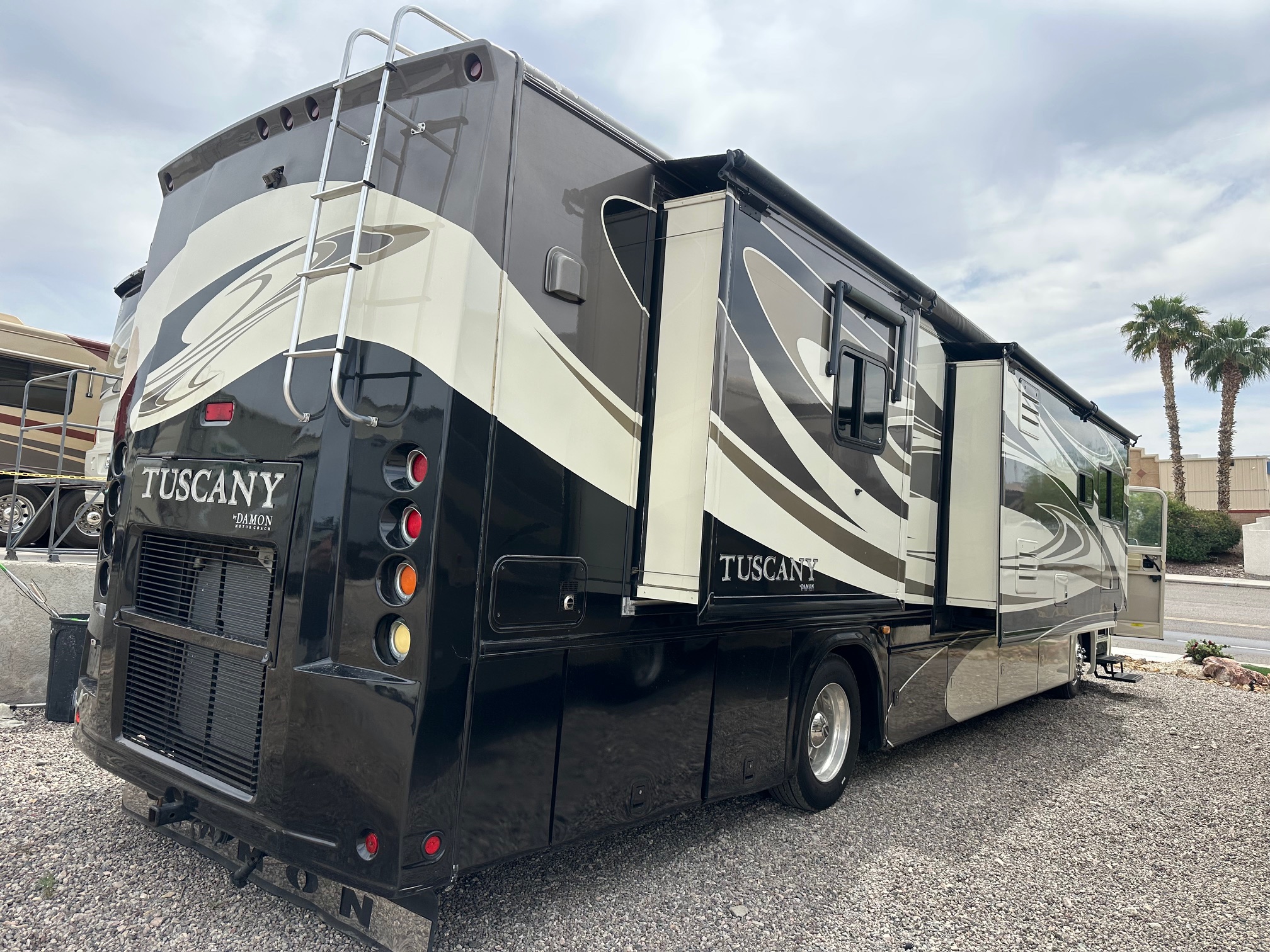 2009 Damon Tuscany 4072 Class A Diesel Pusher Motorhome