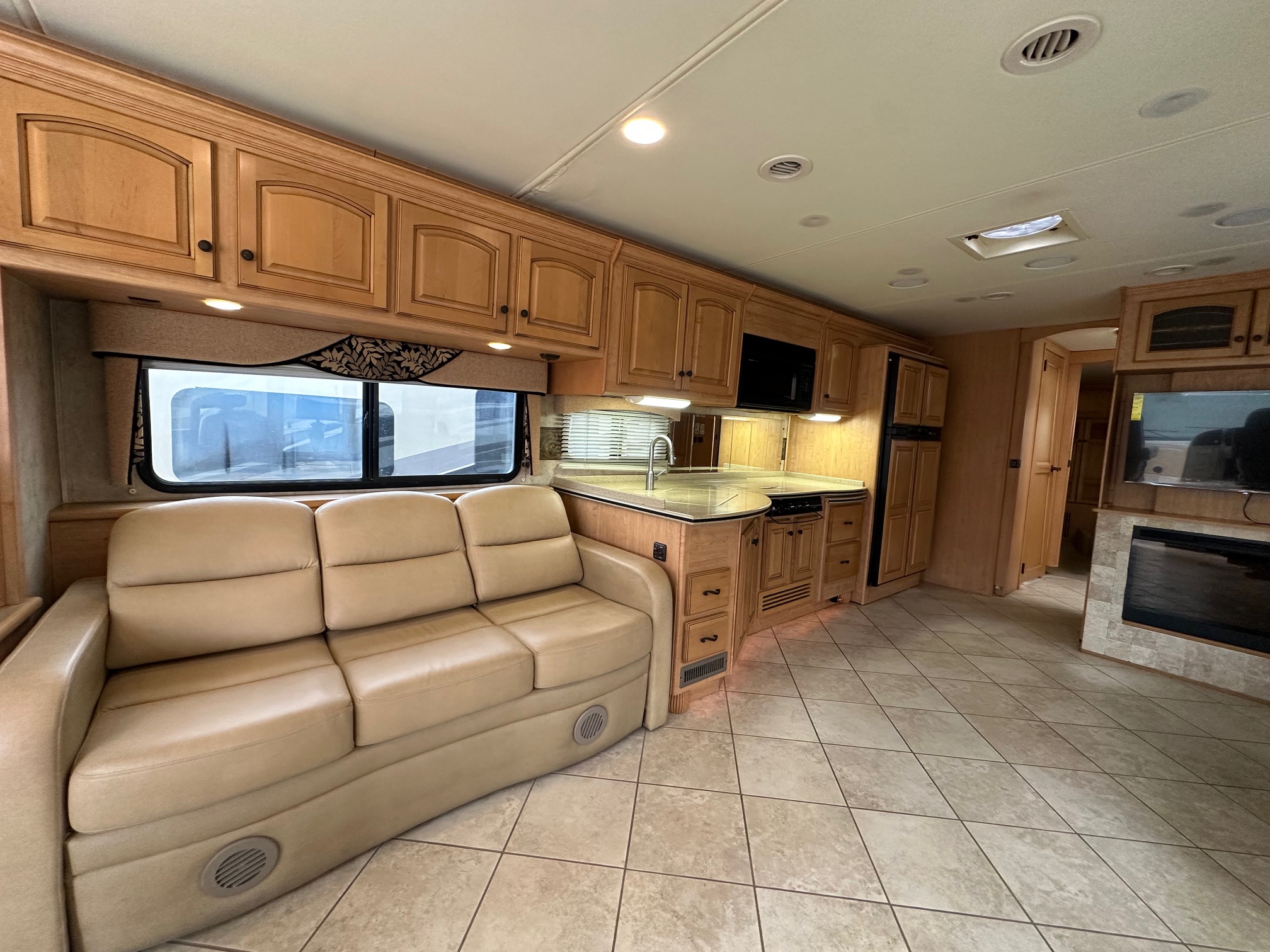 2009 Damon Tuscany 4072 Class A Diesel Pusher Motorhome