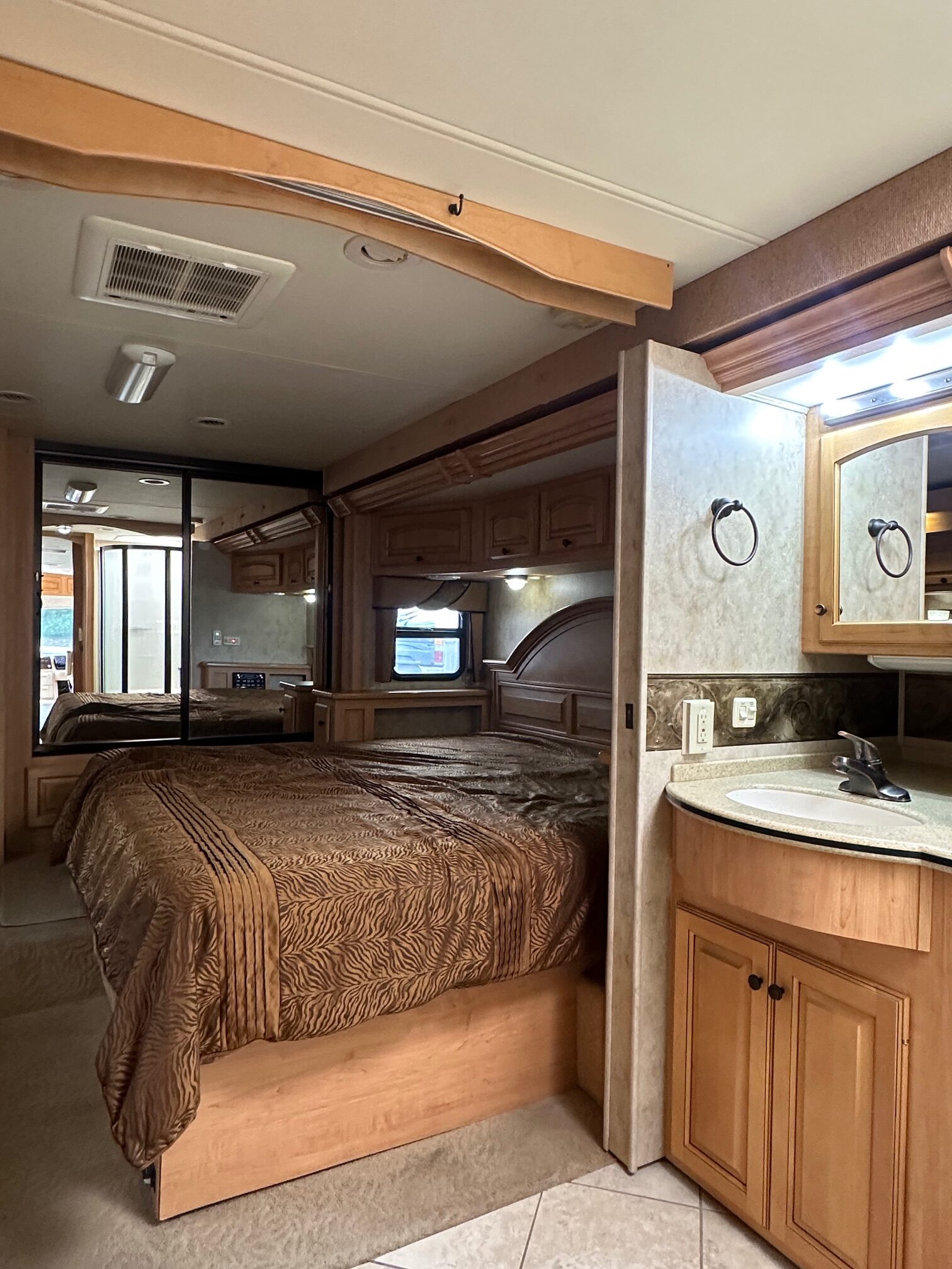 2009 Damon Tuscany 4072 Class A Diesel Pusher Motorhome