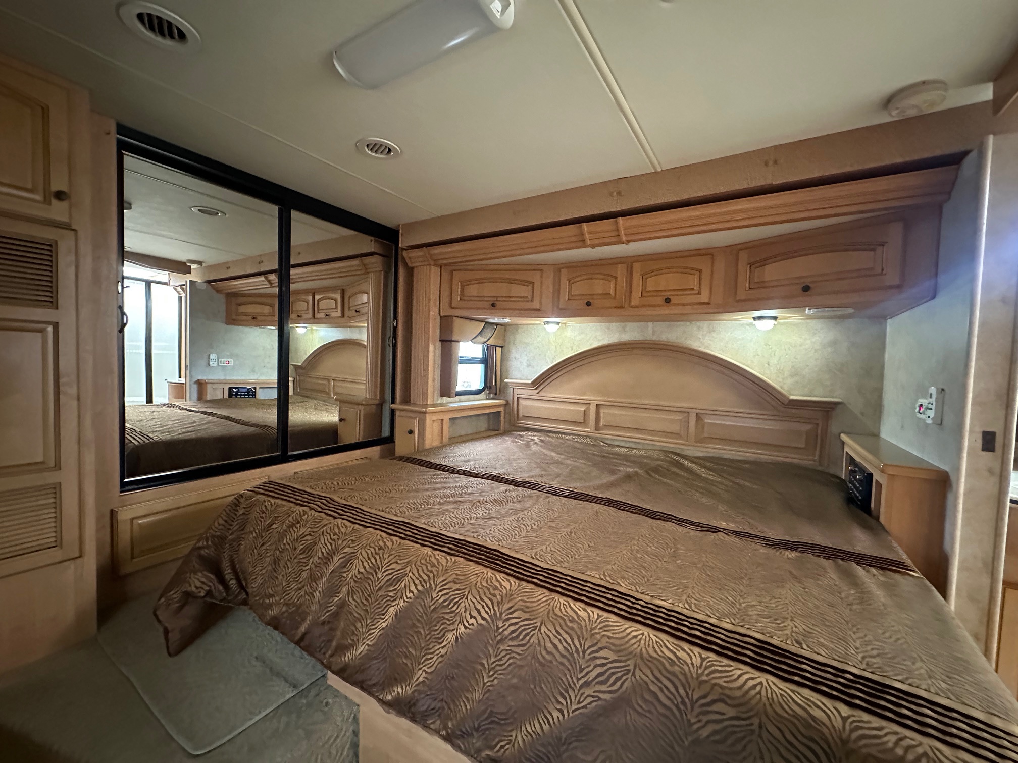 2009 Damon Tuscany 4072 Class A Diesel Pusher Motorhome