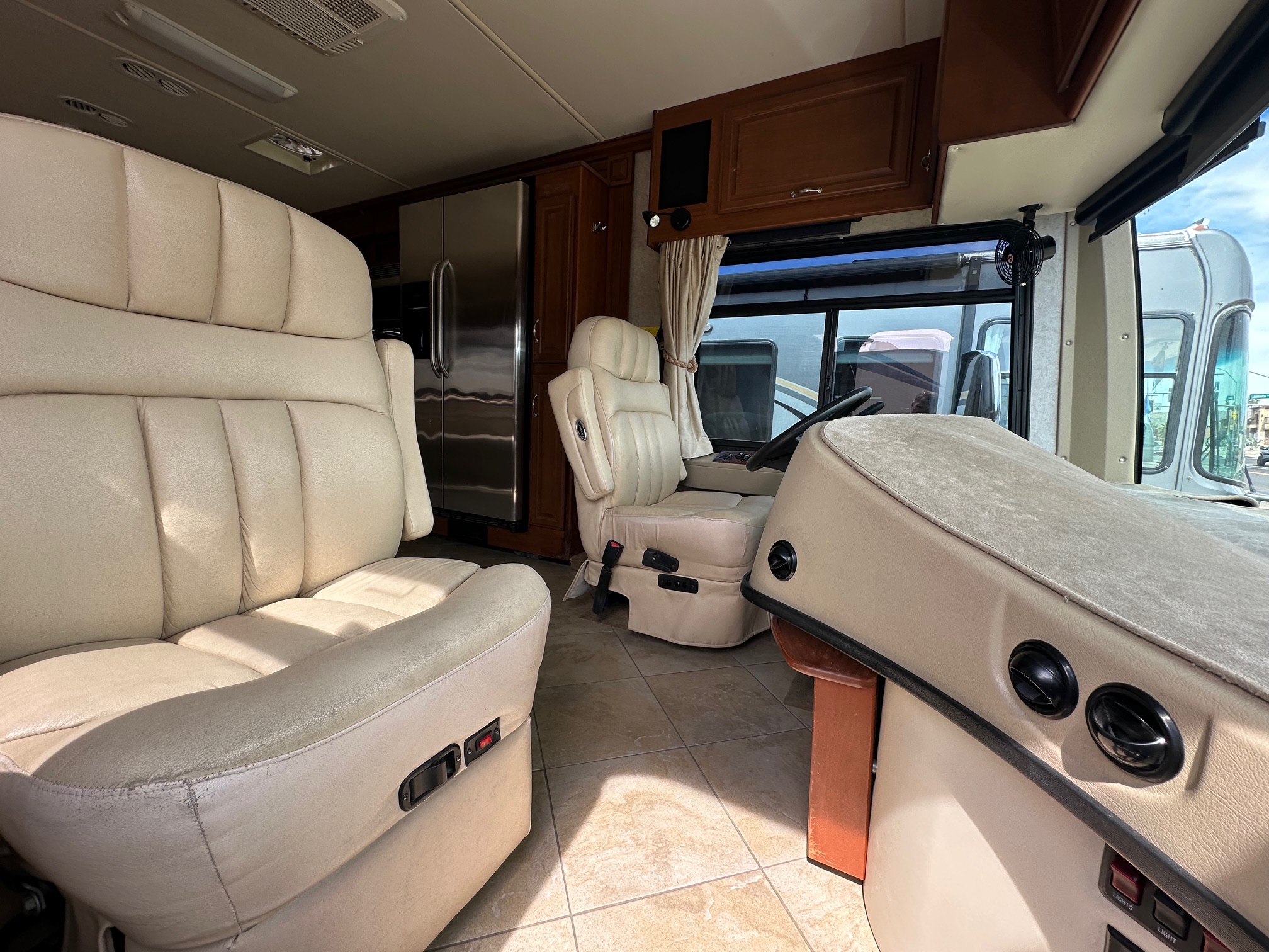 2010 Fleetwood Discovery 40G Class A Diesel Pusher Motorhome